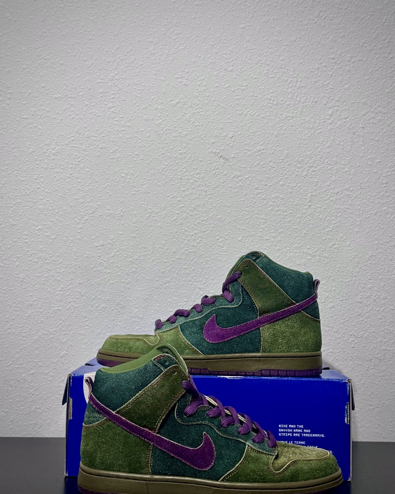 Size 9 Nike SB Dunk High Skunk 420