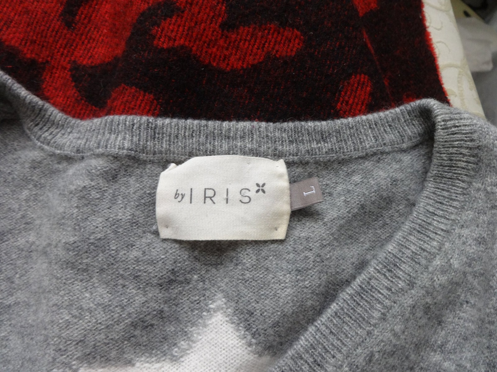 By Iris Cashmere Star Design V Neck Jumper – L