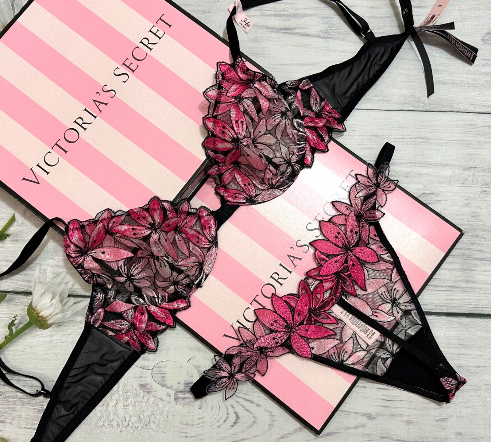 Victoria’s Secret Ziggy Floral Embroidery Bra Thong Set Set Black/Pink