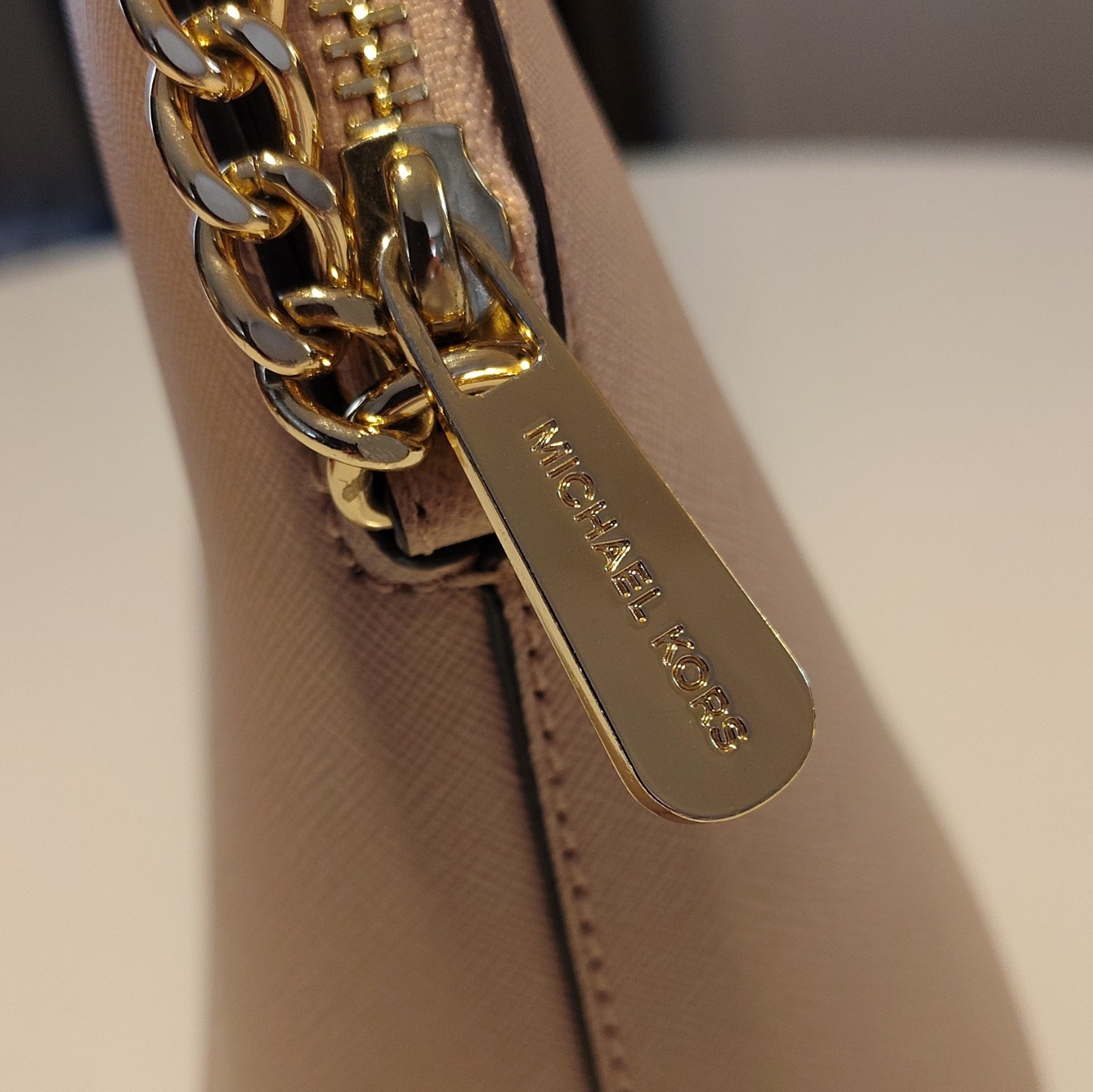 Michael Kors Women’s Cindy Dome Leather Purse Pale Pink Cross body Bag Gold trim