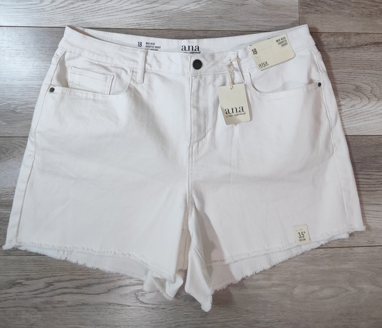 a.n.a NWT Womens Size 18 White Denim Mid-Rise Shortie Shorts 3.5 Inseam Raw Hem