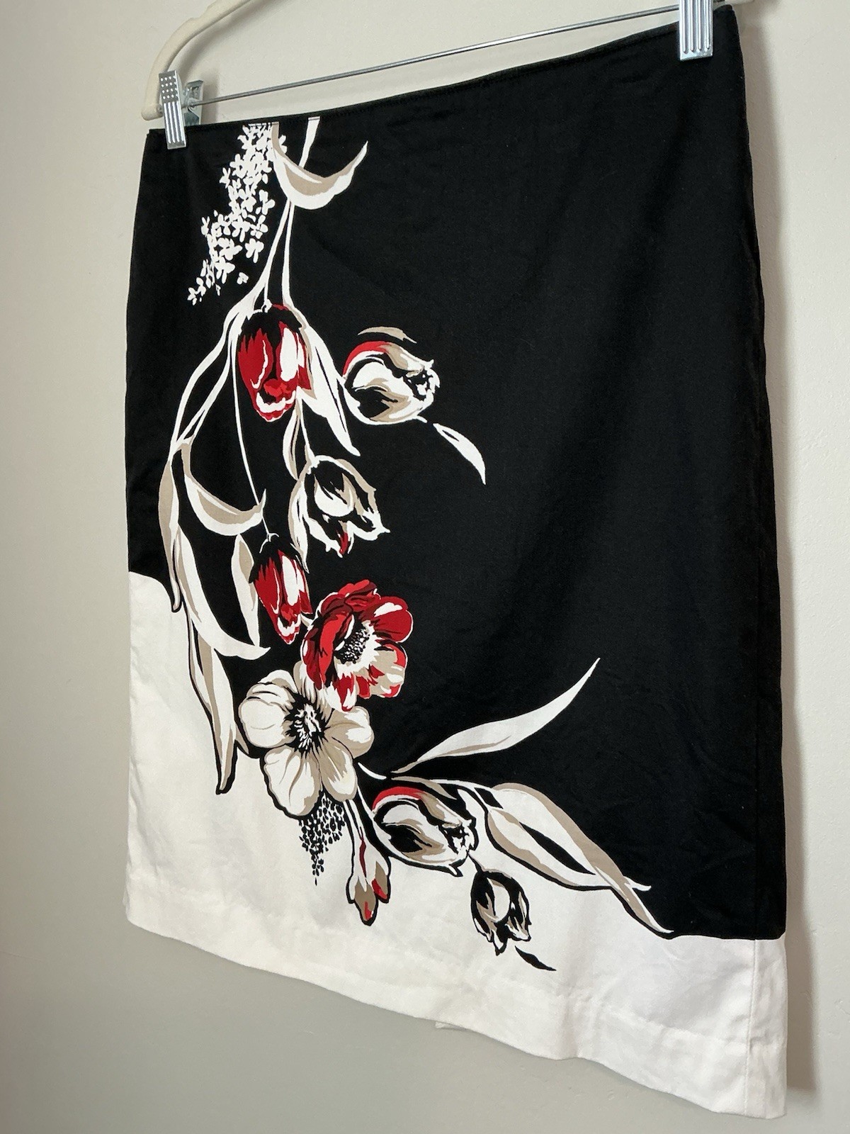 White House Black Market WHBM Bold Black & White Floral Pencil Skirt 10