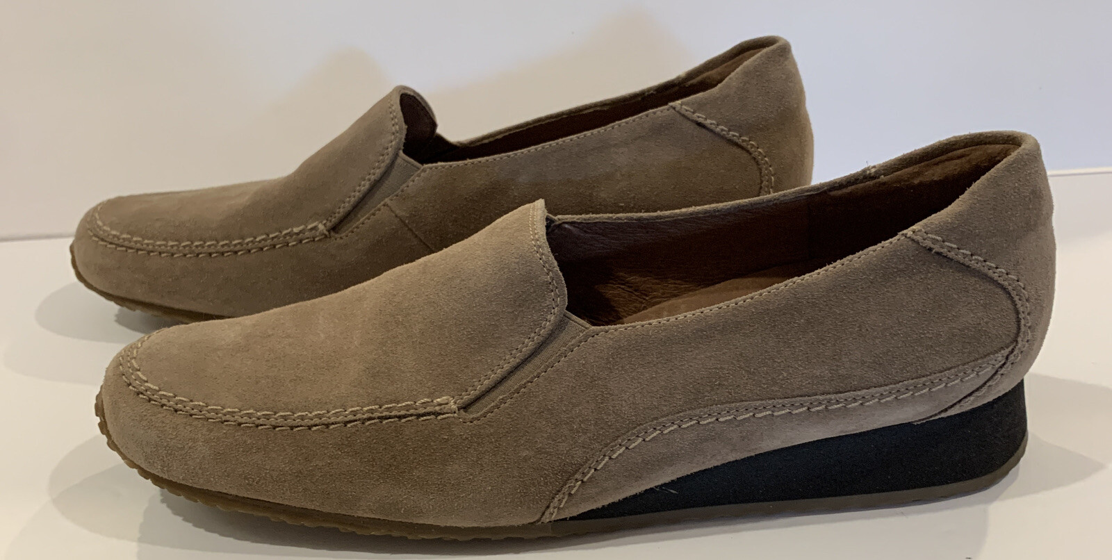 VGC Theresia M. Beige Leather Loafer Women Shoes. Model “Ella”. US Size 9 to 9.5