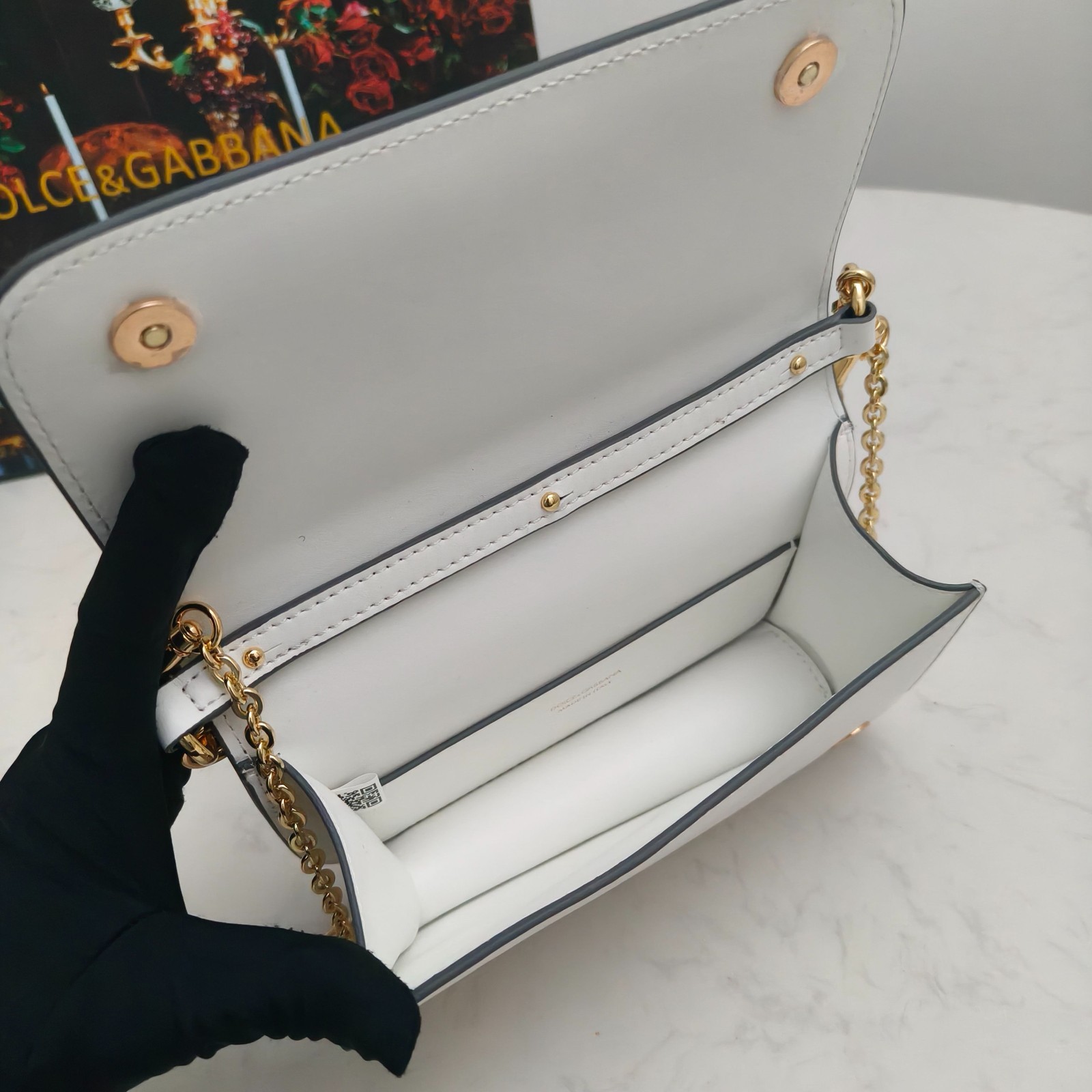 𝑫𝒐𝒍𝒄𝒆 & 𝑮𝒂𝒃𝒃𝒂𝒏𝒂 DG Leather Top Handle Chain Bag