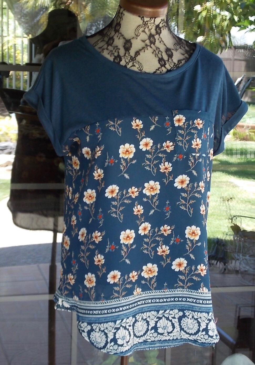 Short Sleeve Poly & Knit Floral Shirt Sz. S 40″ Bust