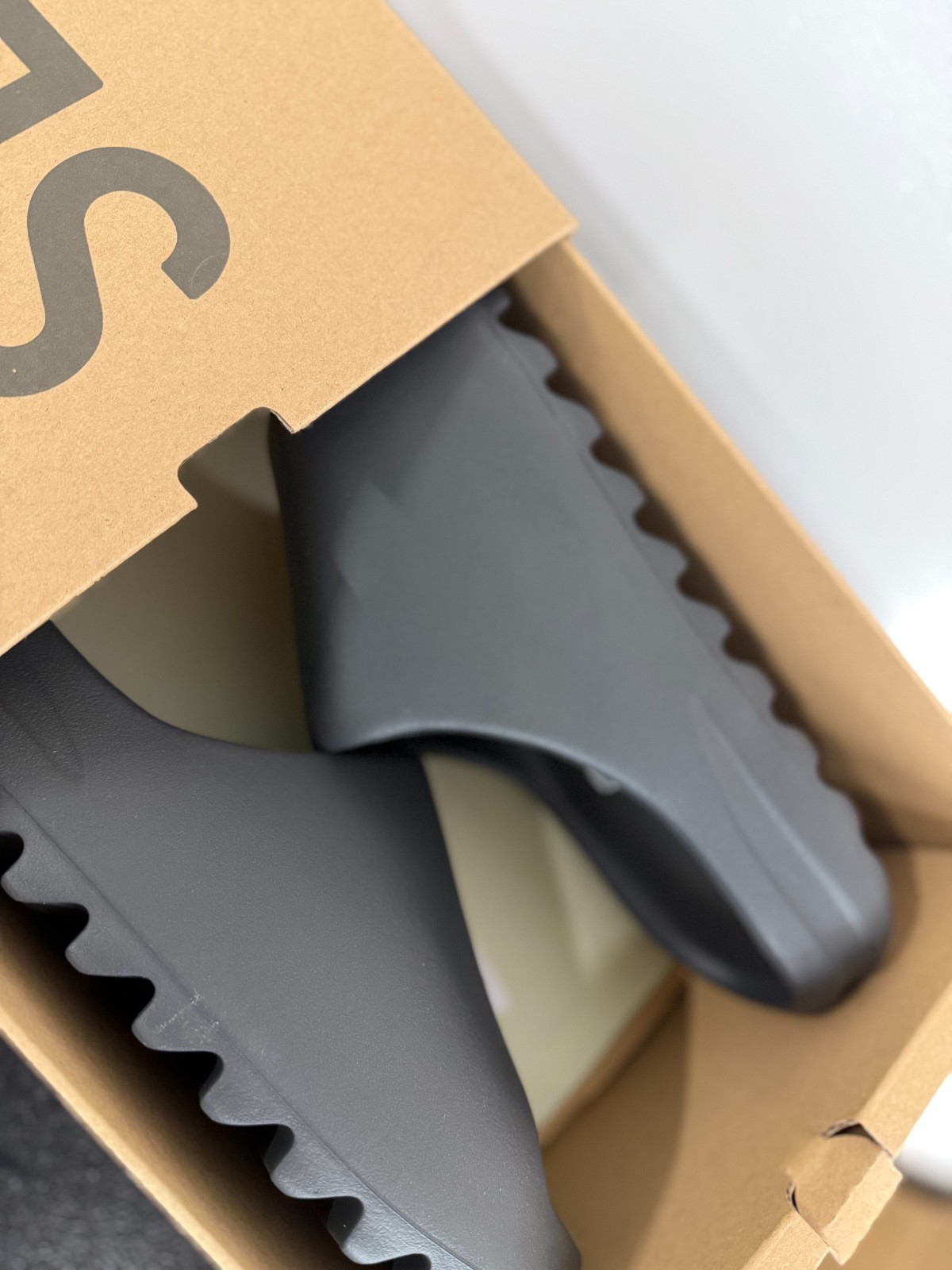 Adidas Yeezy Slide Onyx – Multiple Sizes – (100% Authentic) HQ6448