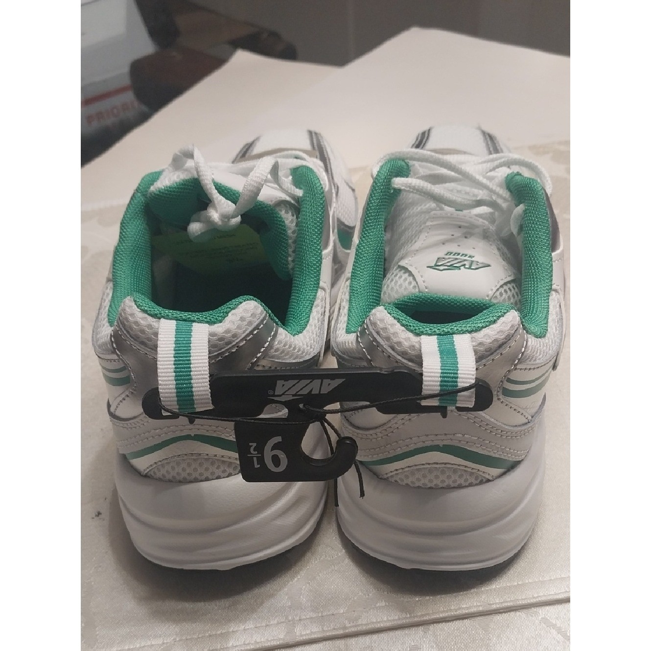 Avia NWT Women’s 5000 Performance Sneakers Size 9.5 M Green White Leather Mesh