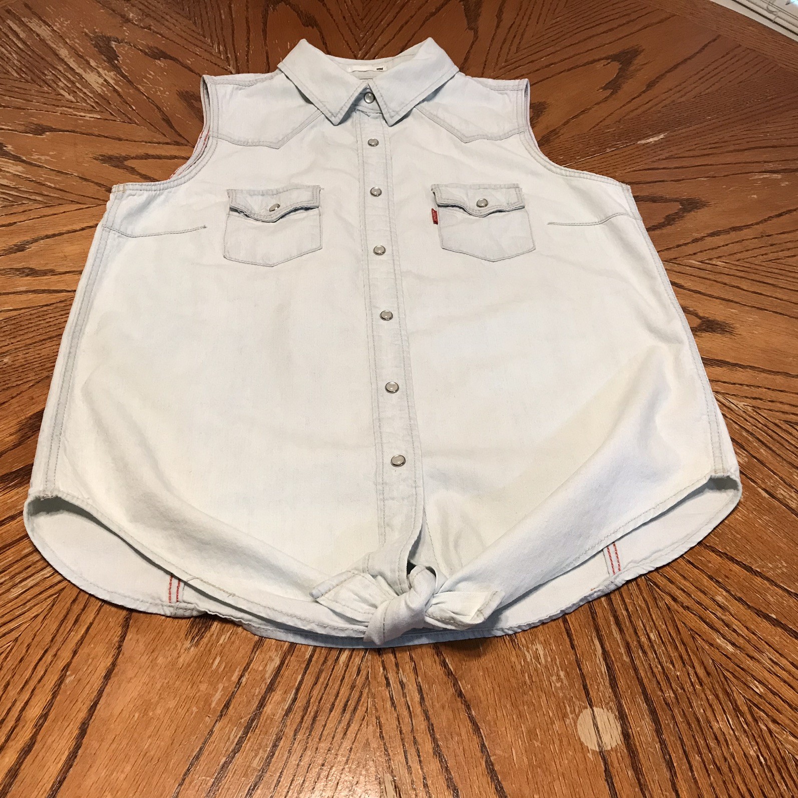 Levi’s Women’s Sleeveless Tie-Front Denim Shirt Pearl Snap Light Sky Blue Small