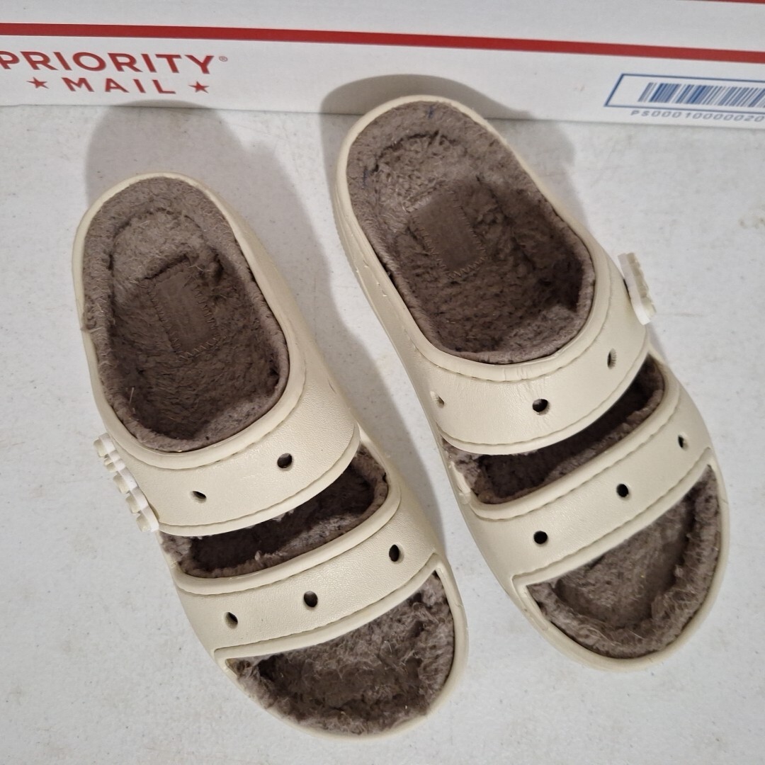 Crocs Classic Cozzzy Beige Faux Fur Unisex Sandal Men 4 Women 6 Dual Comfort