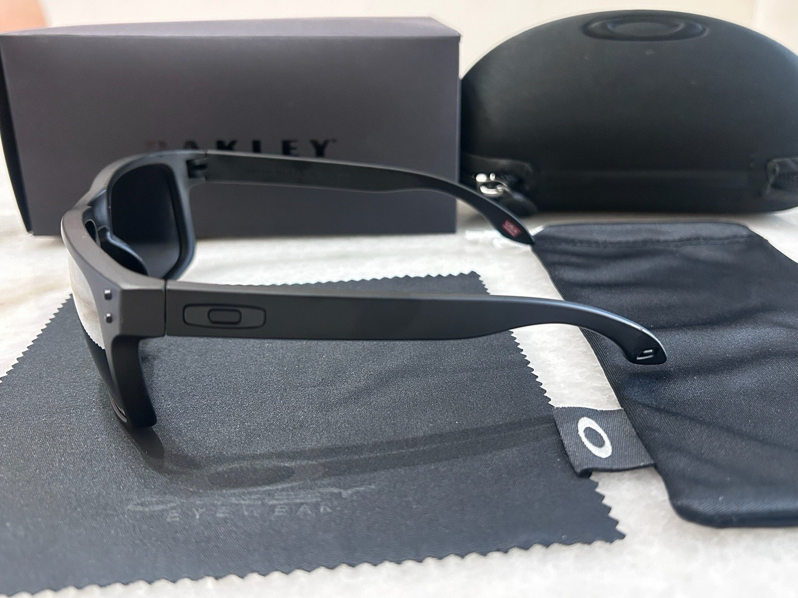 New Oakley Holbrook Polarized Black Lens Sunglasses Matte Black Frame OO9102
