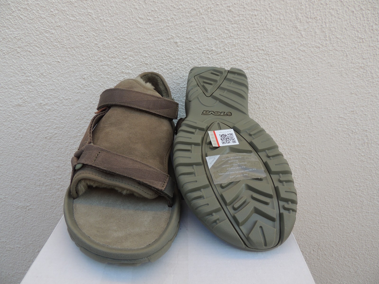 TEVA/ UGG COLLAB OLIVE SHEEPSKIN STRAPPY SANDALS, UNISEX US MEN 4/ WOMEN 6 ~ NIB