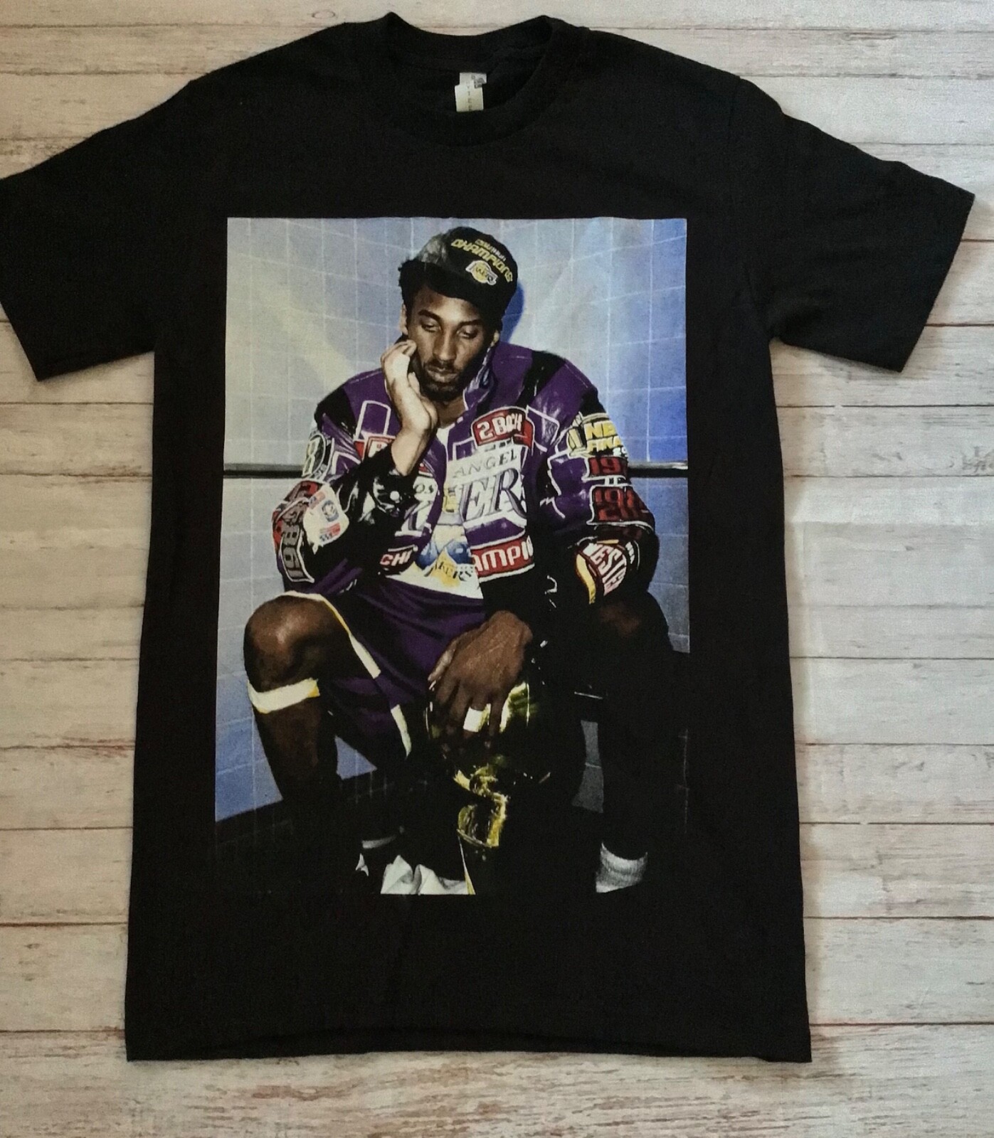 NEW- KOBE BRYANT- CHAMPIONSHIP PHOTO – T-SHIRT
