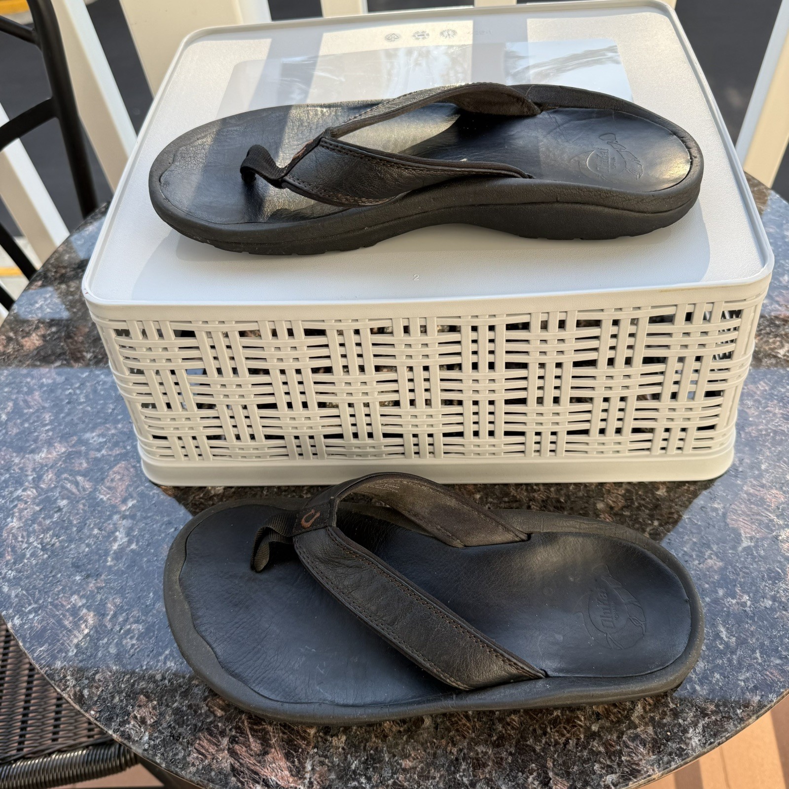 OluKai OHANA Sandals Men’s Size 8 Black Thong Flip Flop Shoes Beach Comfort