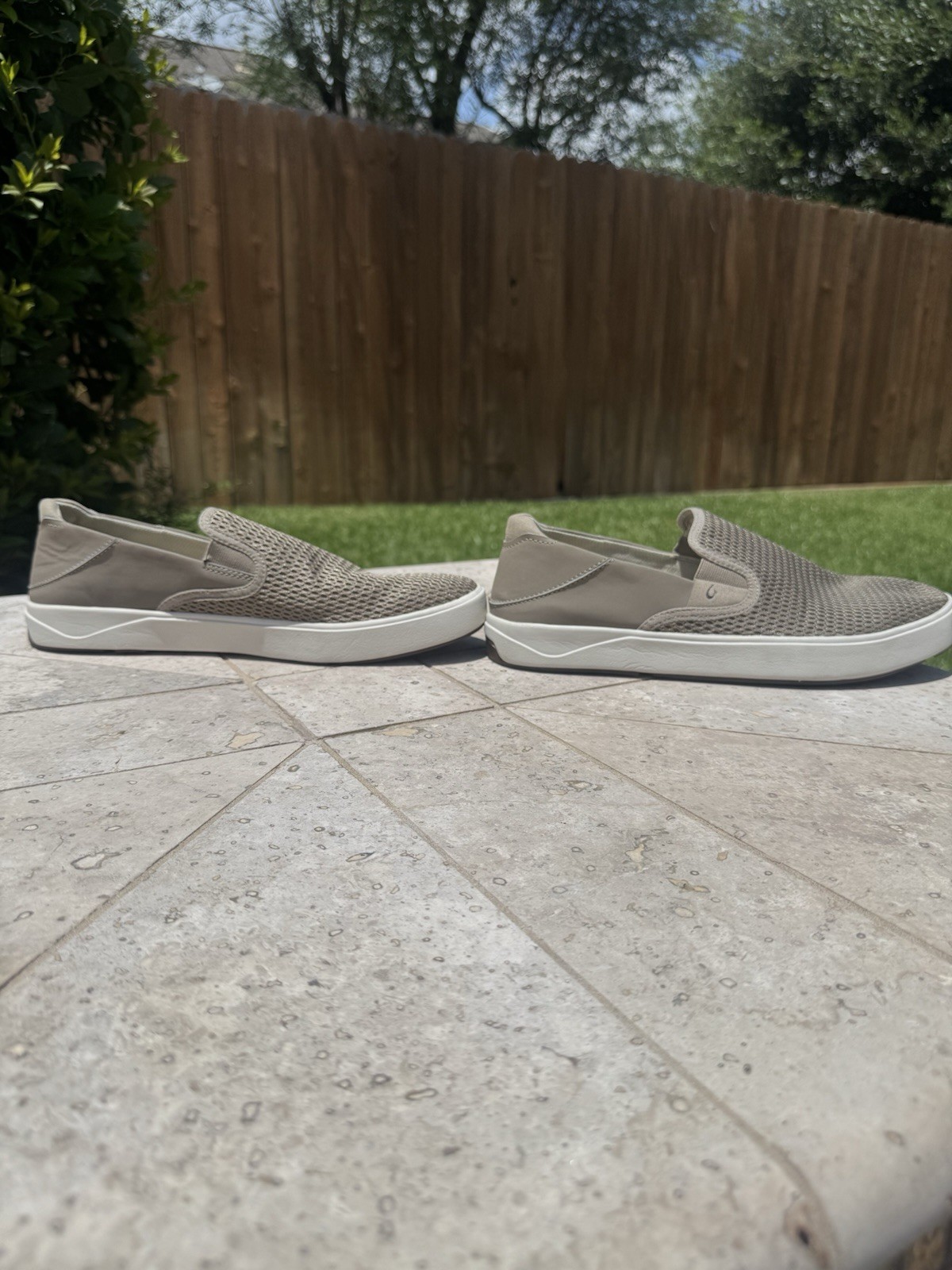 OluKai Lae’ahi Men’s Breathable Mesh Slip-On Shoes Gray/White US 10.5