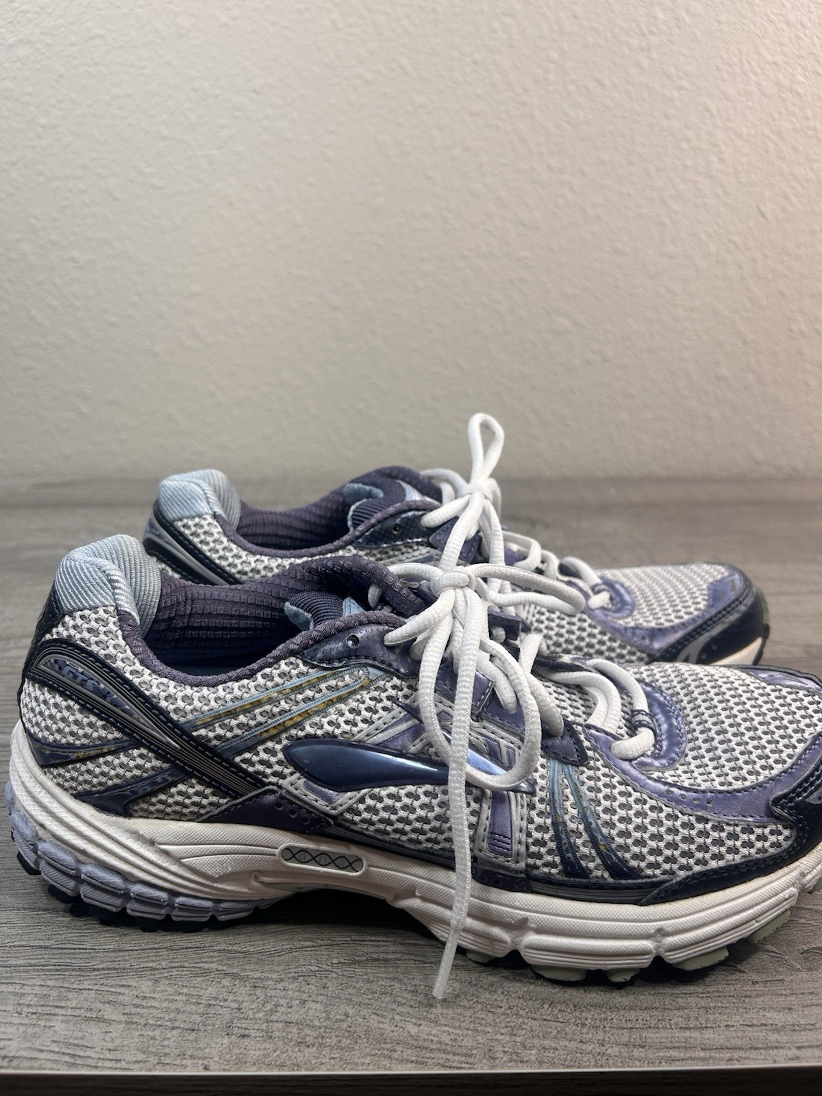 Brooks Adrenaline GTS 12 Womens Gray Blue White Running Shoes Size 10