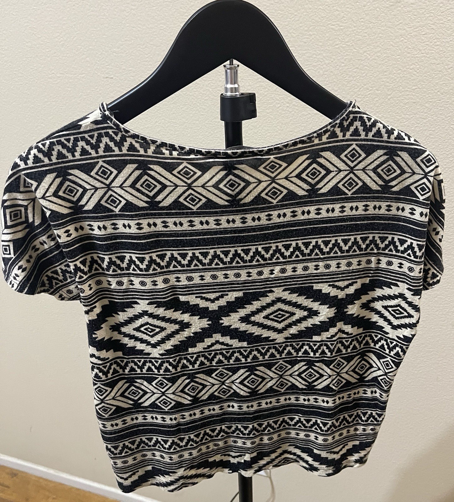 FOREVER 21 Women’s Blouse sz S Green Geometric Print Round Neck S/S Tappered Hem