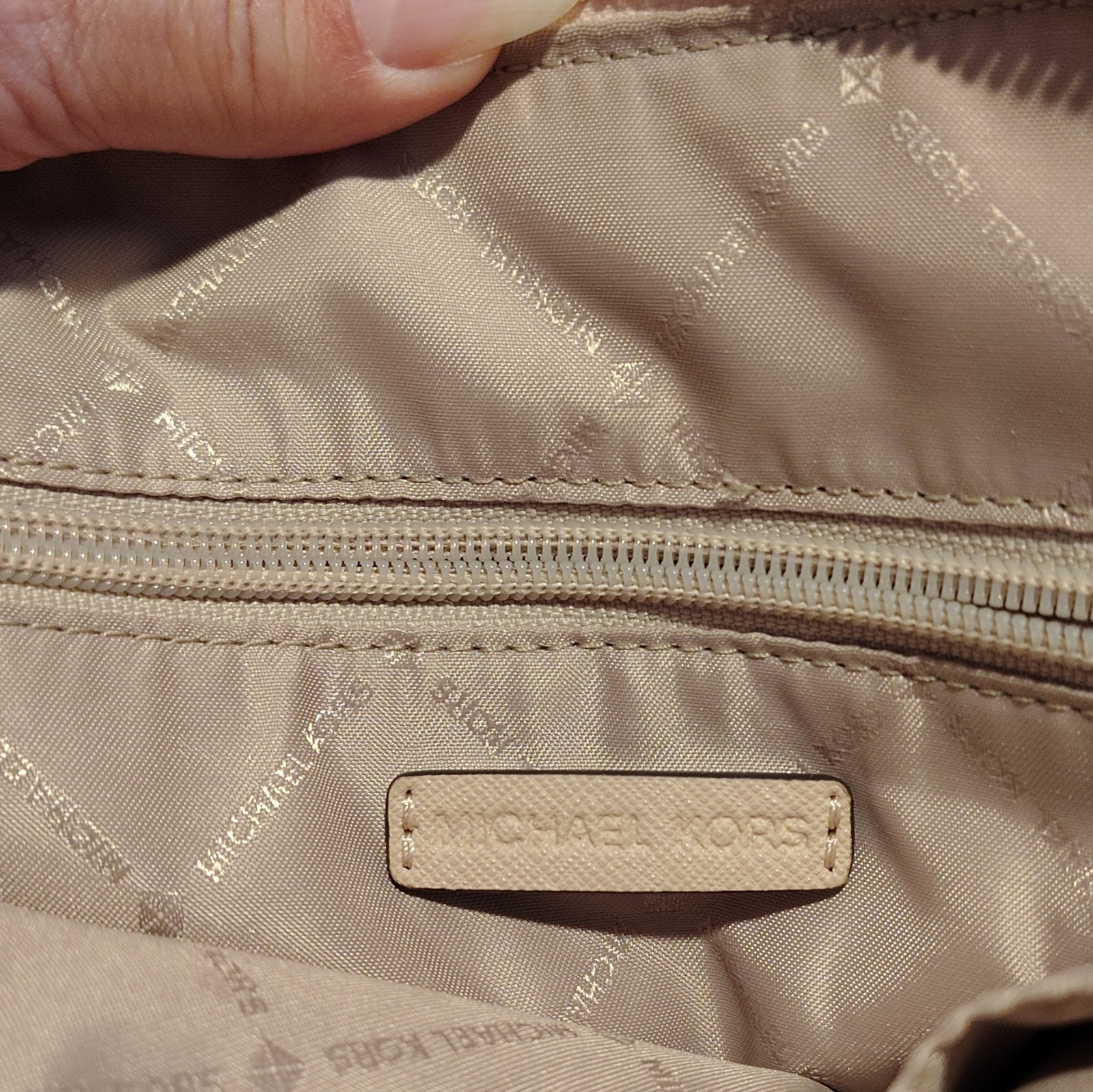 Michael Kors Women’s Cindy Dome Leather Purse Pale Pink Cross body Bag Gold trim