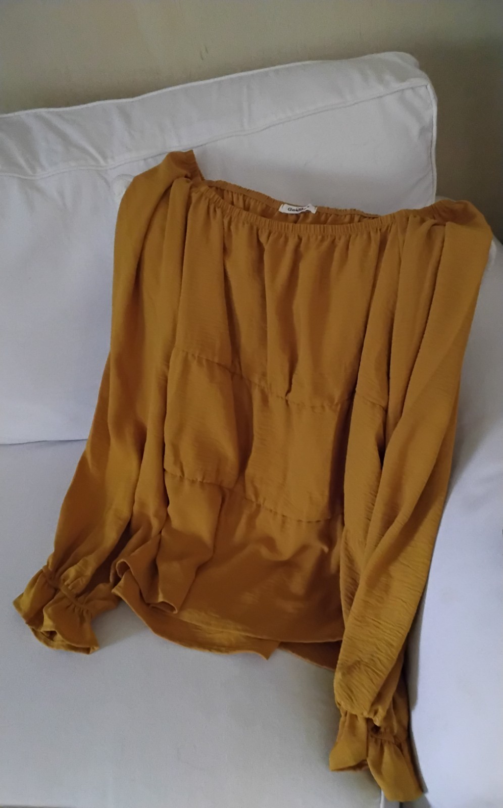 Womens Pretty Gold Blouse Nwot Sz.2X long sleeves,ruffled all around the waist l