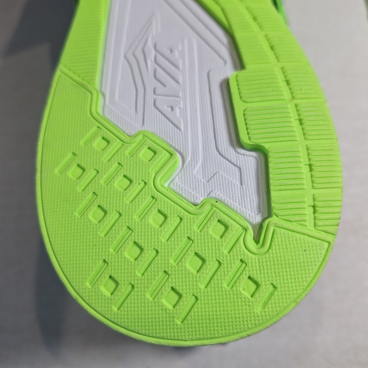 Avia MNAV4400004 Men’s Size 12 Neon Green Running Shoes | Discontinued Model