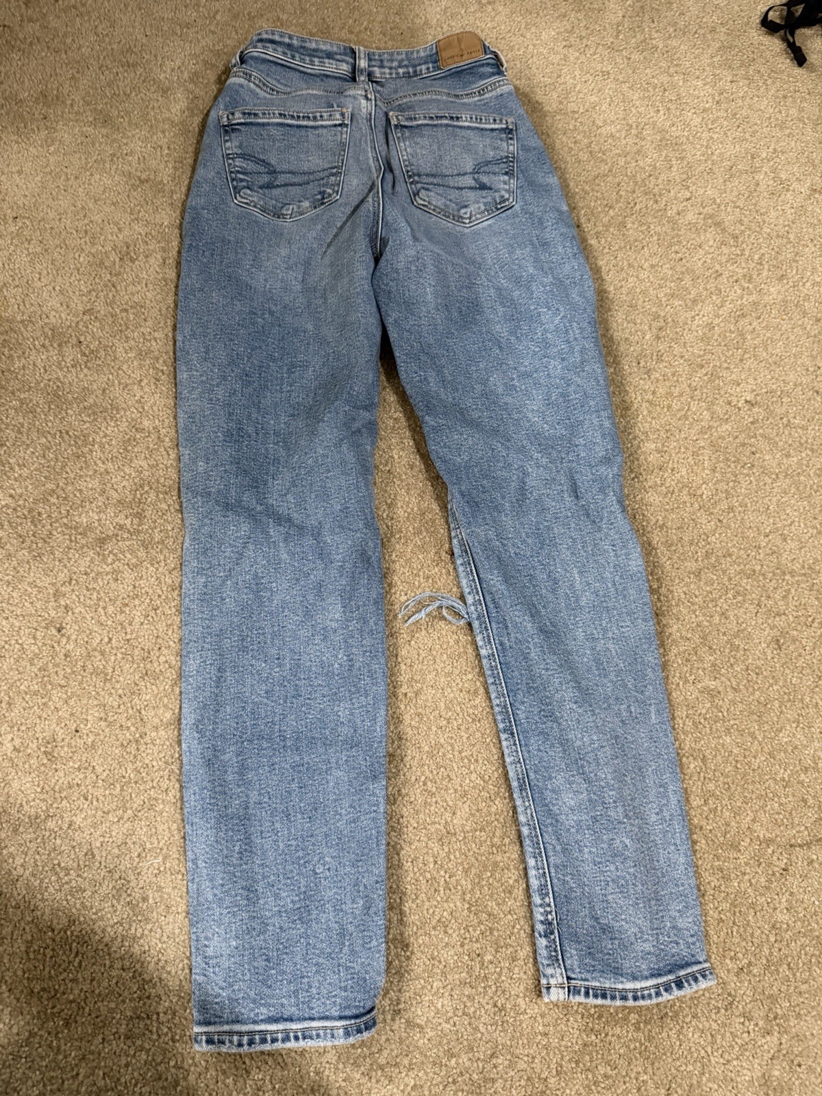 Womens American Eagle Strigid Ripped Knee Light Wash Mom Jeans Size 00R