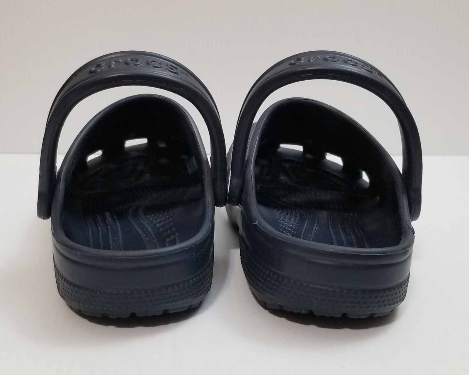 Crocs Unisex Navy Blue Classic Clogs Sandals Sz Men 4 Women 6 Slip On Water Shoe