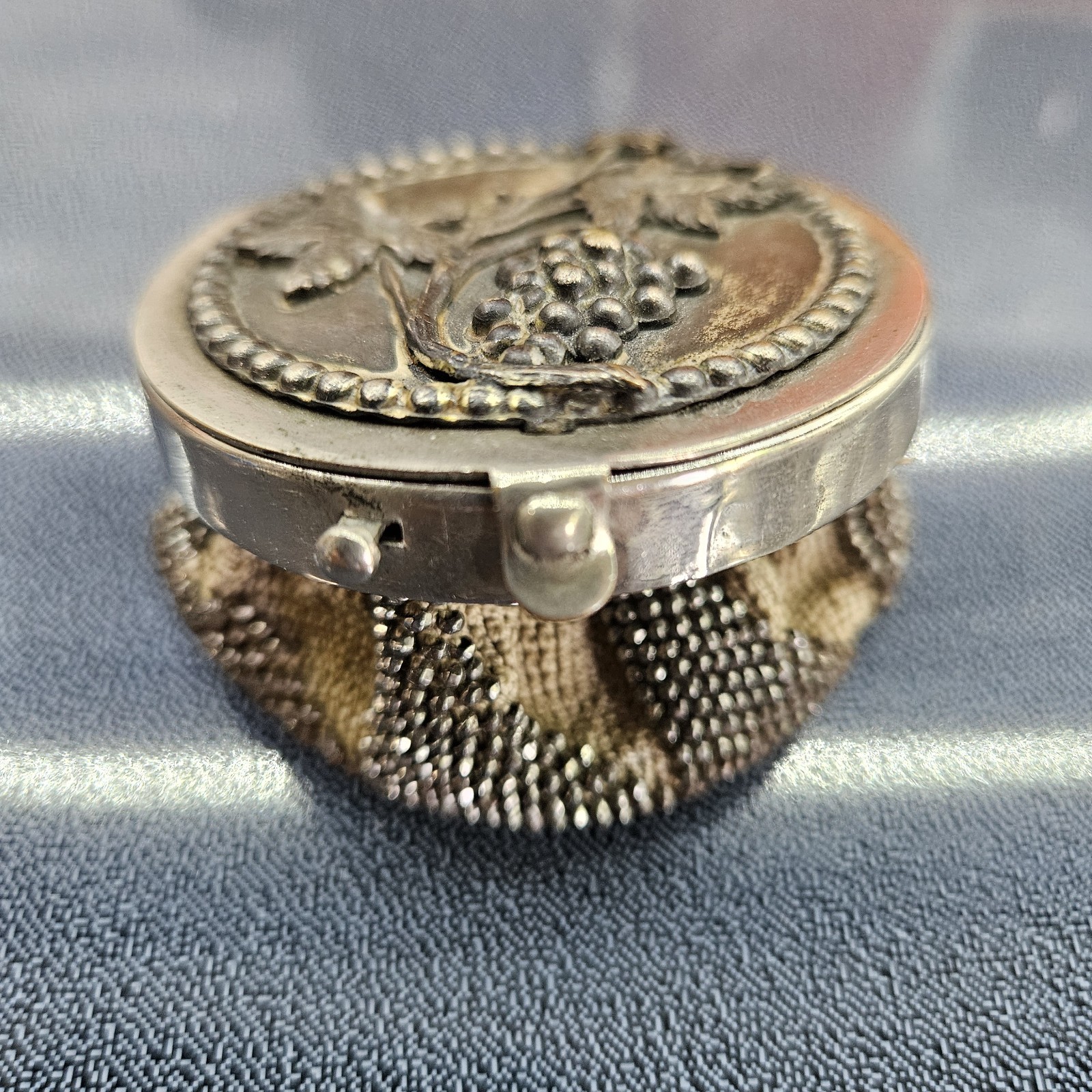 Antique Victorian Silver Beaded Coin Sovereign Purse Metal Gate Top Grapes c1900
