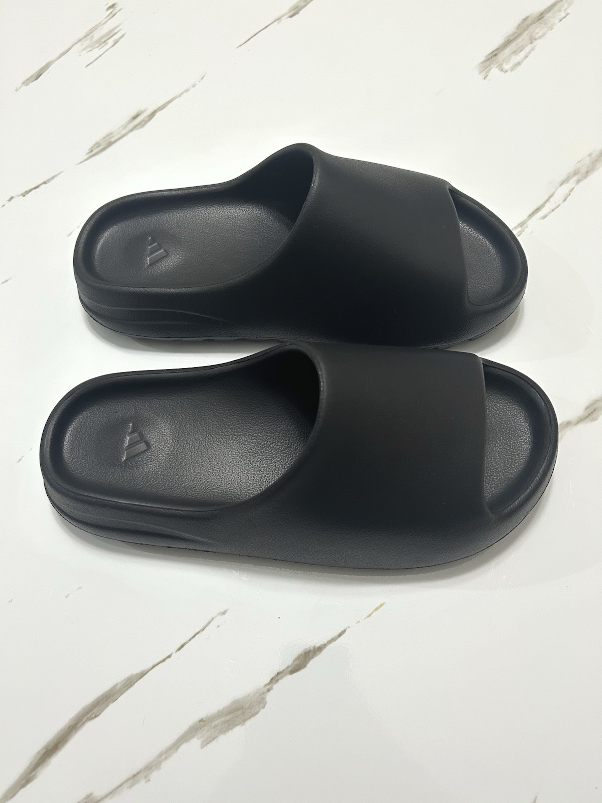 YEEZY SLIDES ONYX SIZES 9-13