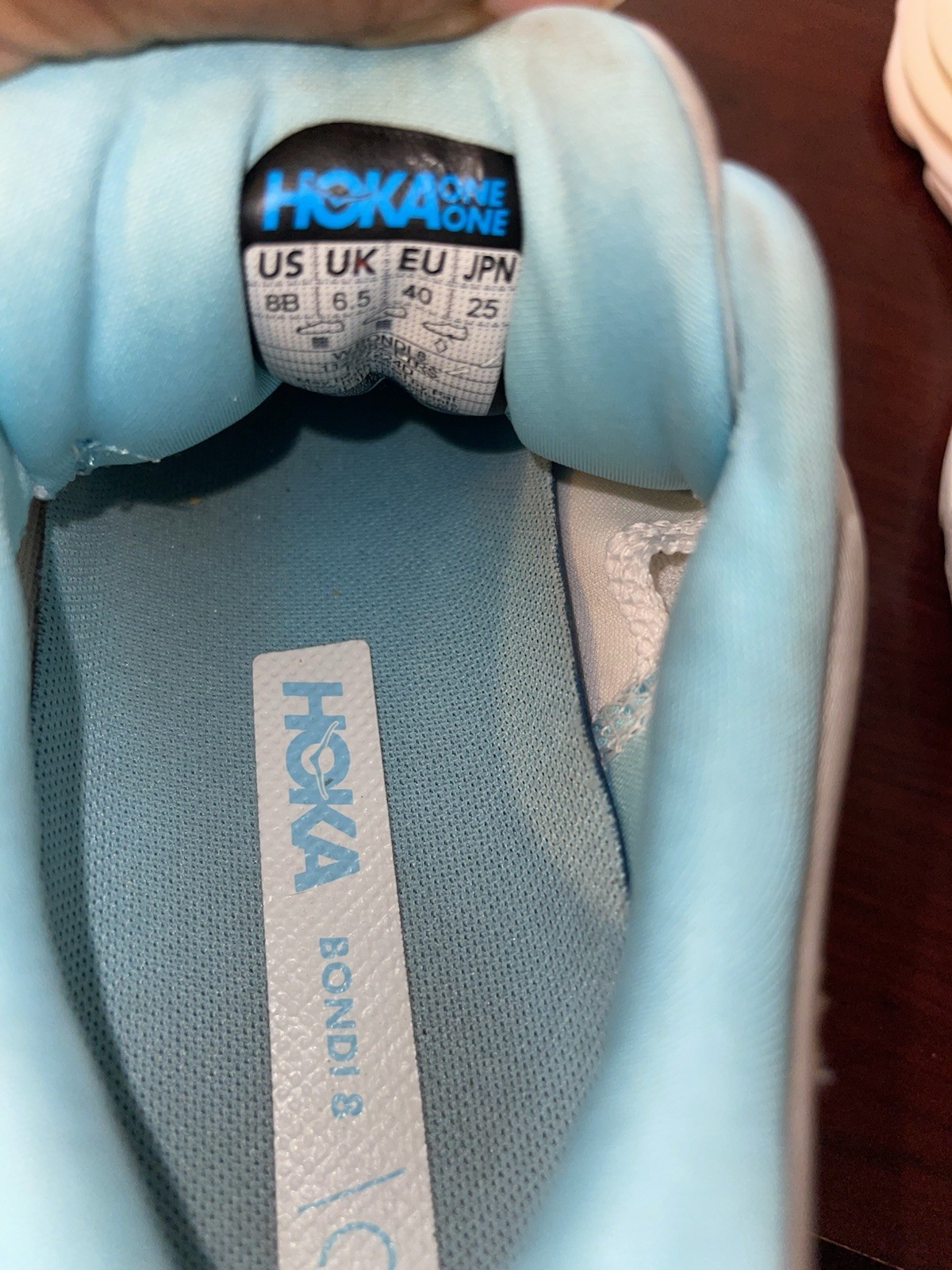 Hoka One One 8B