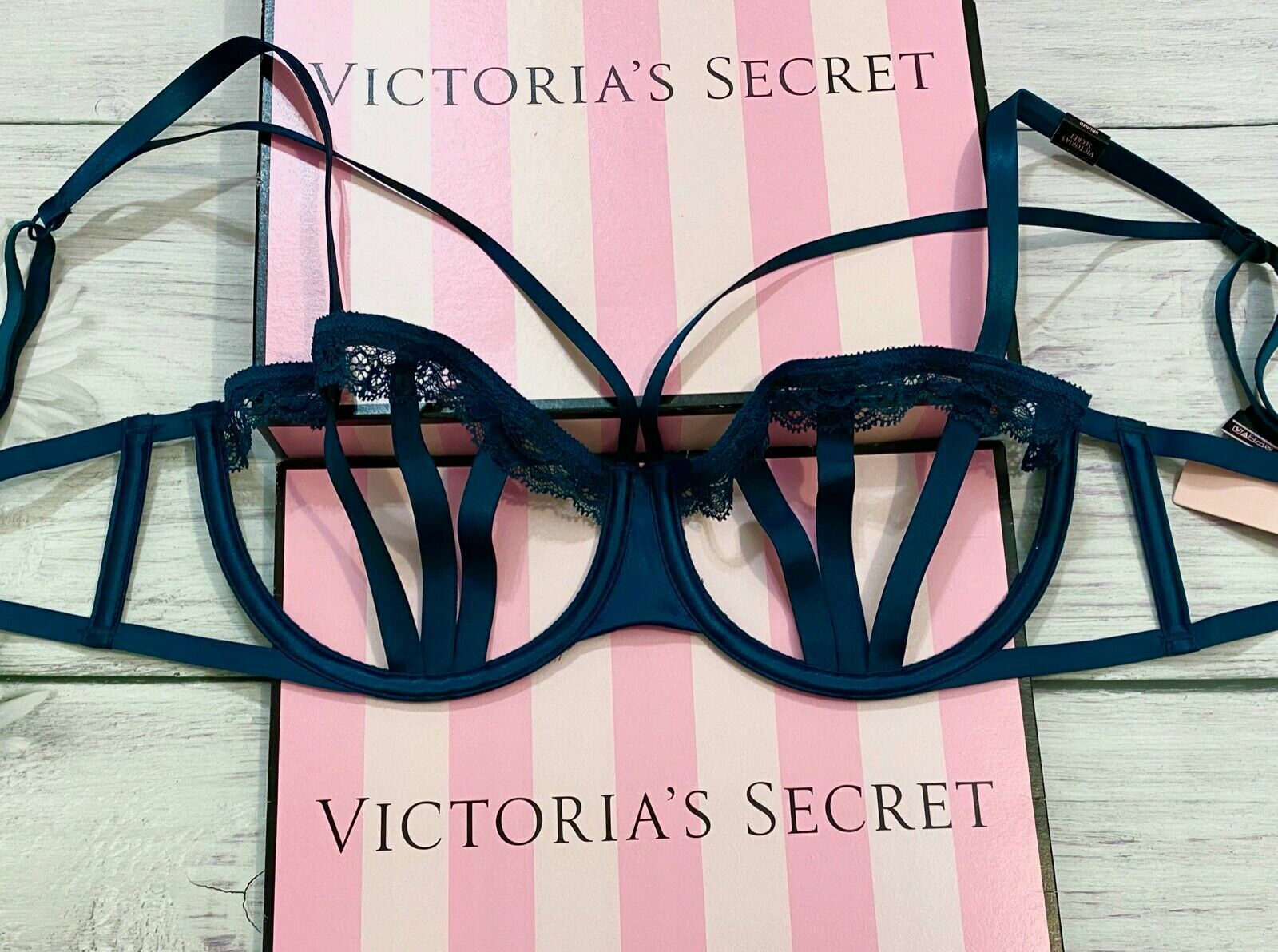 Victoria’s Secret Luxe Lingerie Cut-Out Balconet Bra Set Green Ivy Bow Thong