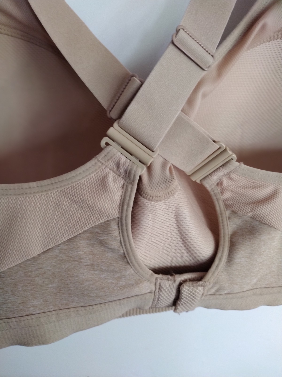 Avia 76L627Underwire Lined Sport Bra Size 38DDD NUDE CONVERTIBLE STRAPS