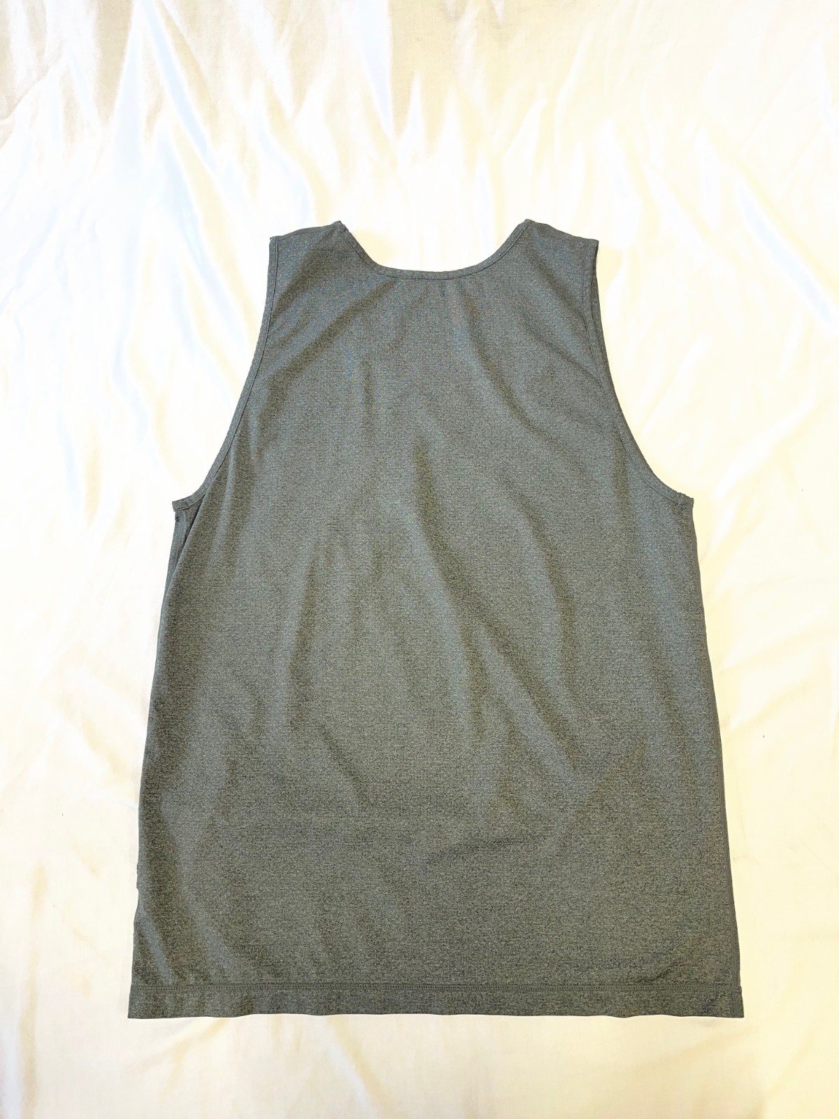 Vuori Tradewind Performance Tank Mens Medium Gray Chest Pocket Active Breathable