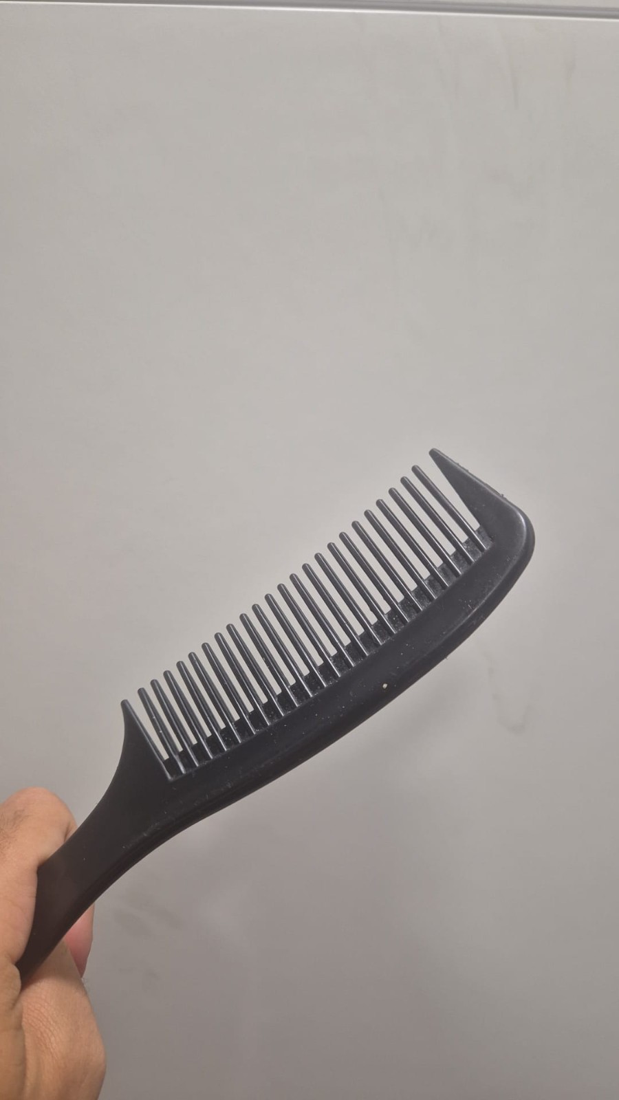Used Professional Black Hair Comb – Durable Styling Tool for Salon & Home Use