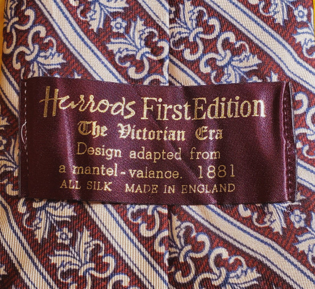 1970s HARRODS ~FIRST EDITION ~MENS TIE ~VICTORIAN ERA ~1881 MANTEL VALANCE ~ 55″