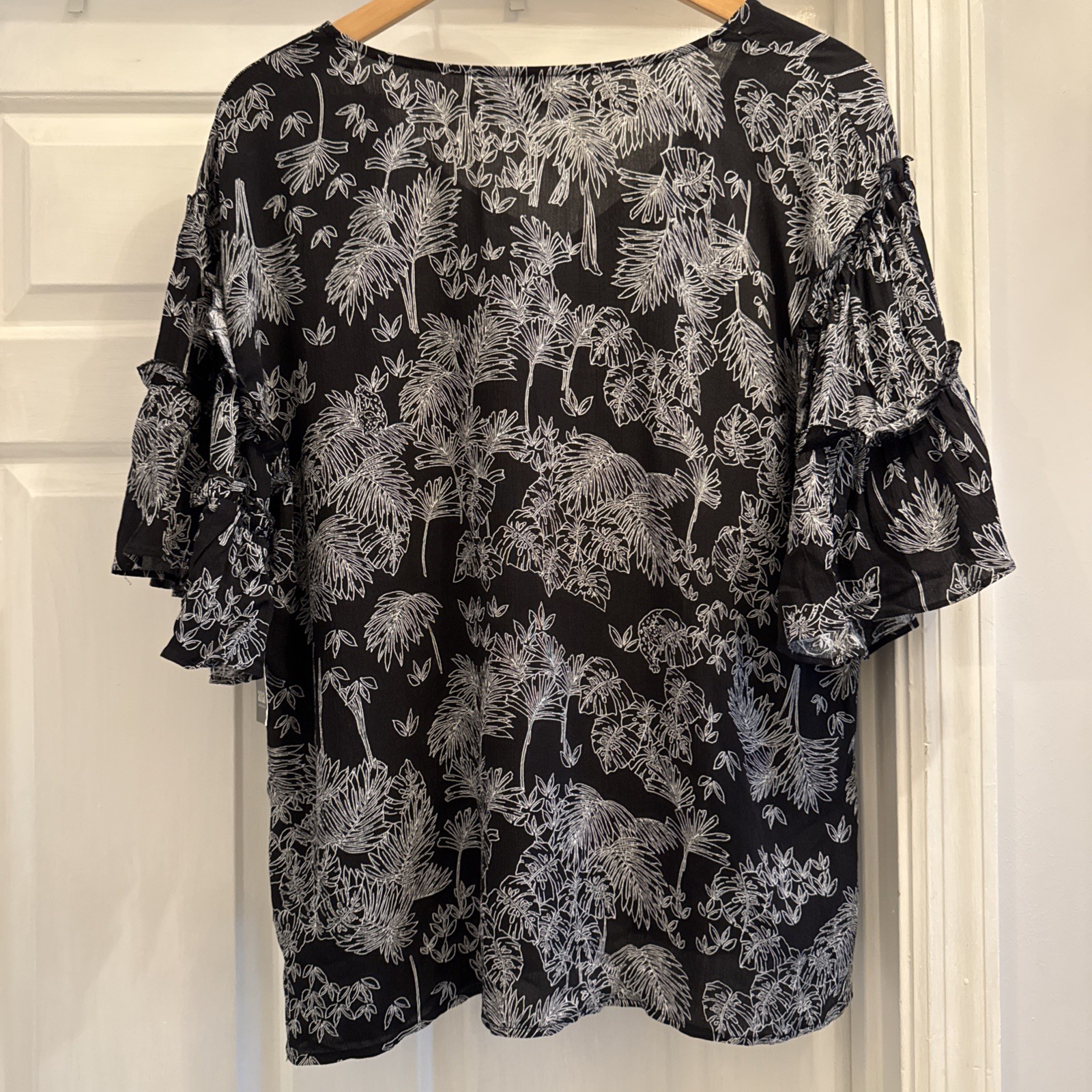 a.n.a. Black Palm Tree Print Flowy Short Sleeve Blouse Women’s Size Large NWT