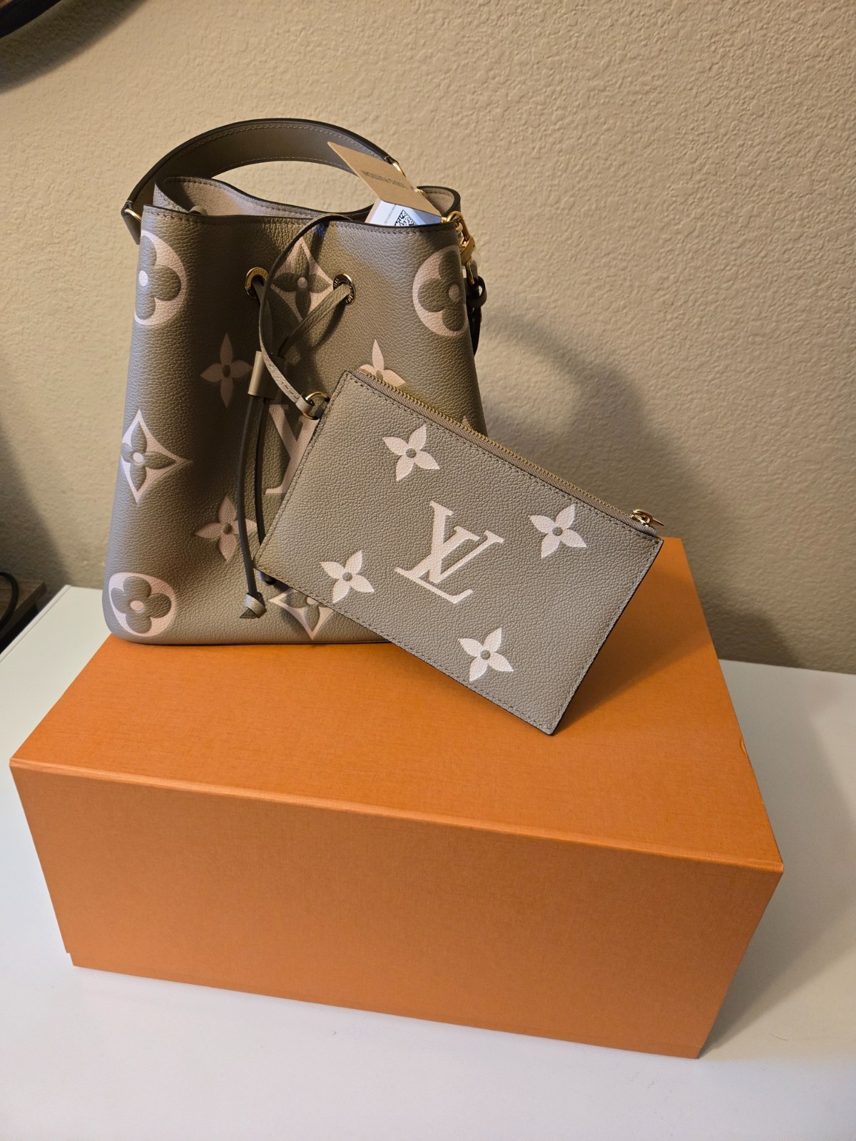 New Louis Vuitton Neo Noe MM in dove/cream color