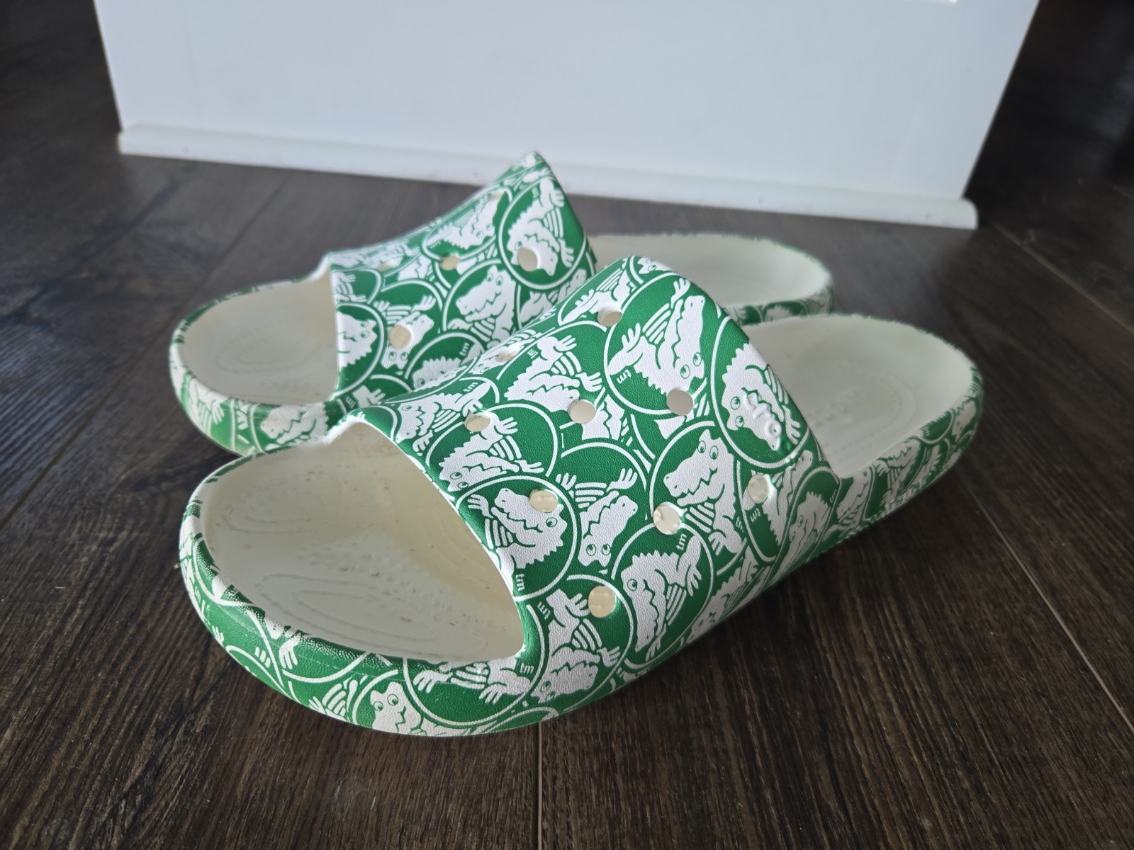 Crocs Classic Duke Crocodile Print Slide V2 M 11 Green Ivy White Sandal Beach