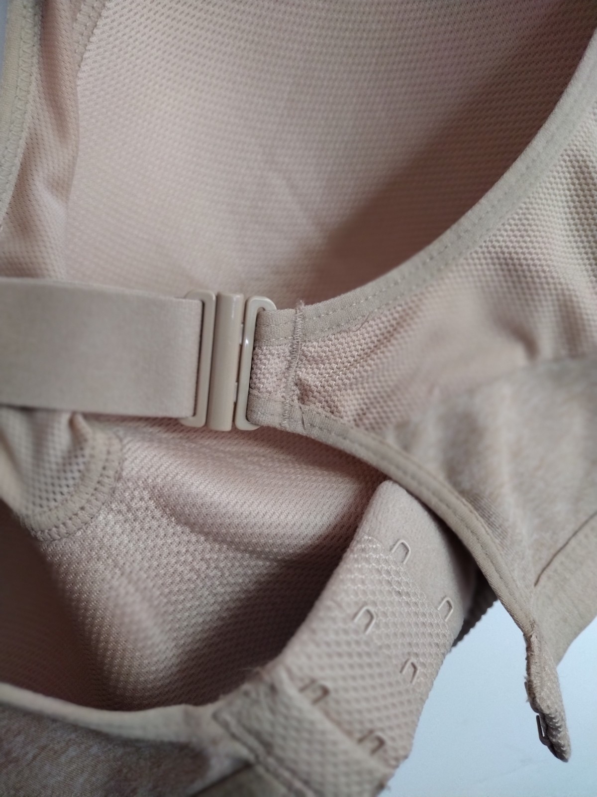 Avia 76L627Underwire Lined Sport Bra Size 38DDD NUDE CONVERTIBLE STRAPS