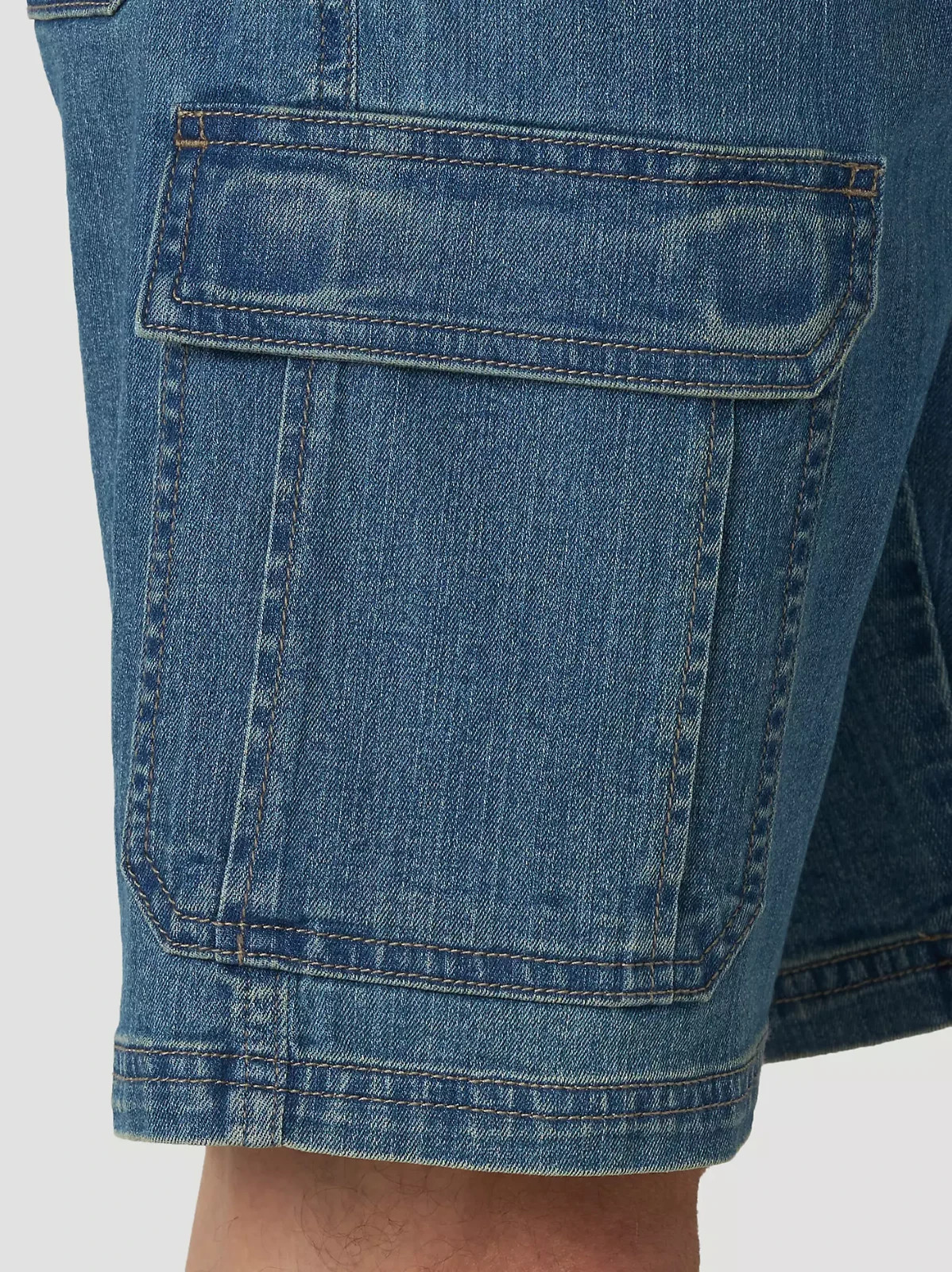 Wrangler® Men’s Five Star Premium Denim Cargo Shorts Size 38 inseam 10″