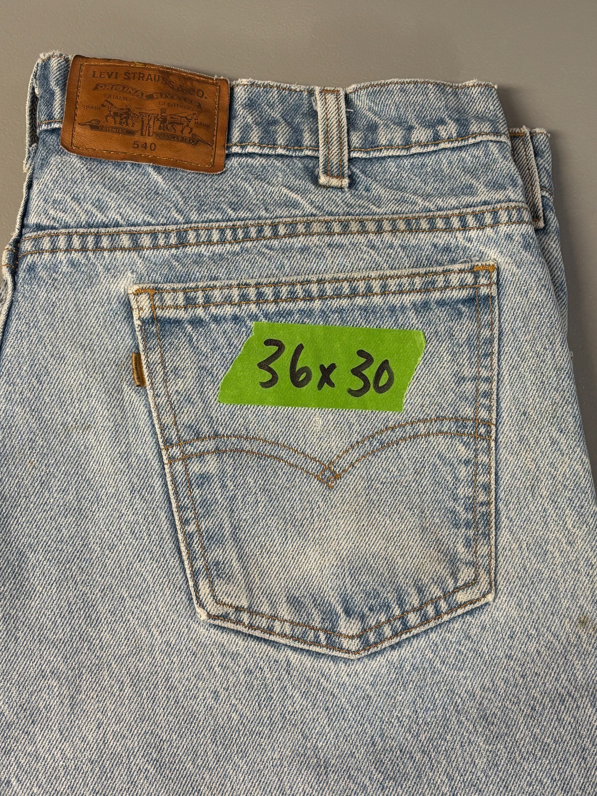Levi’s 540 Jeans Mens Light Wash Blue Denim Relaxed Fit Straight Leg 36×30
