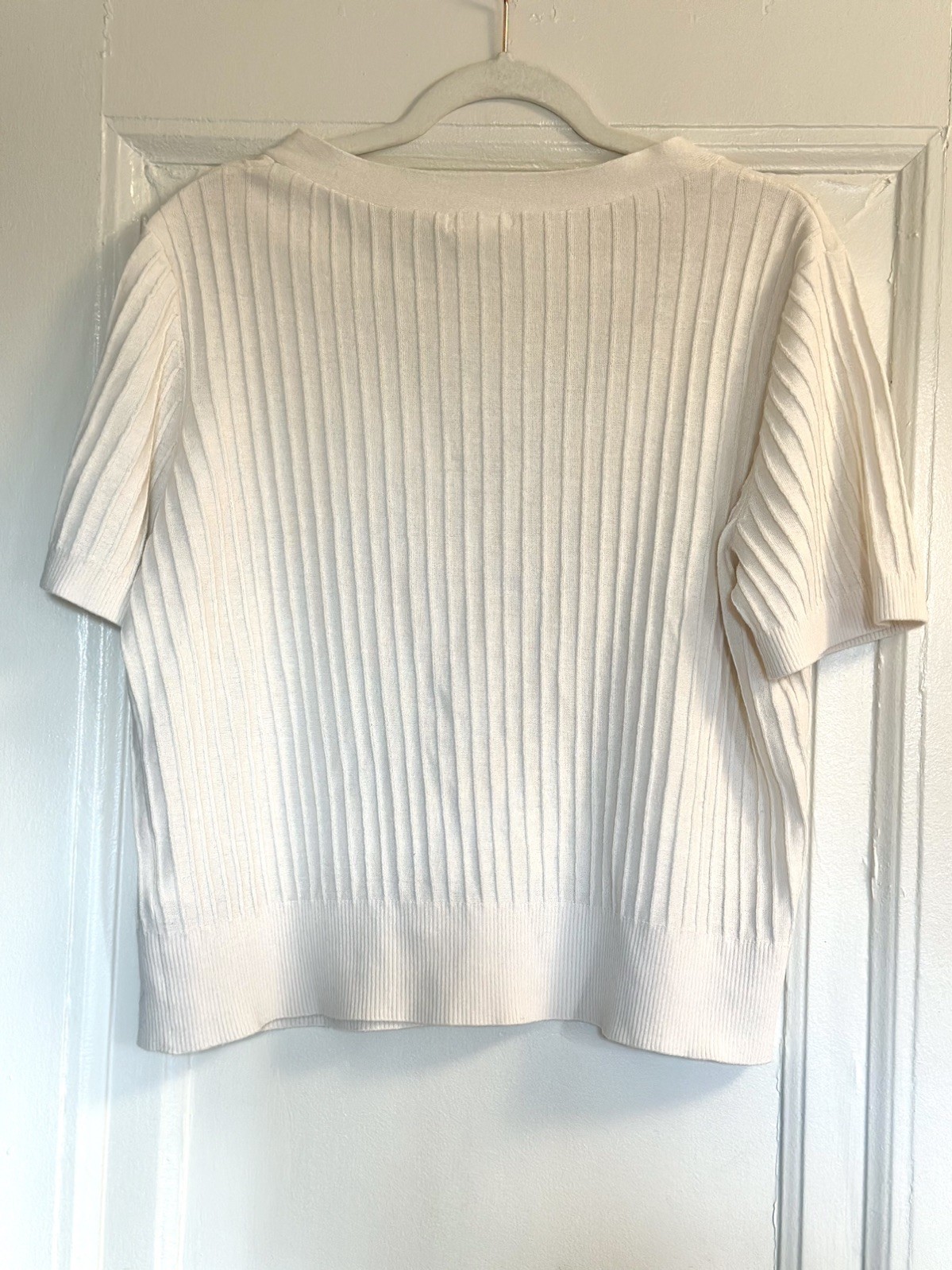H&M woman Cream Ribbed Knit Top Short Sleeve Button V-Neck Minimalist Size XL