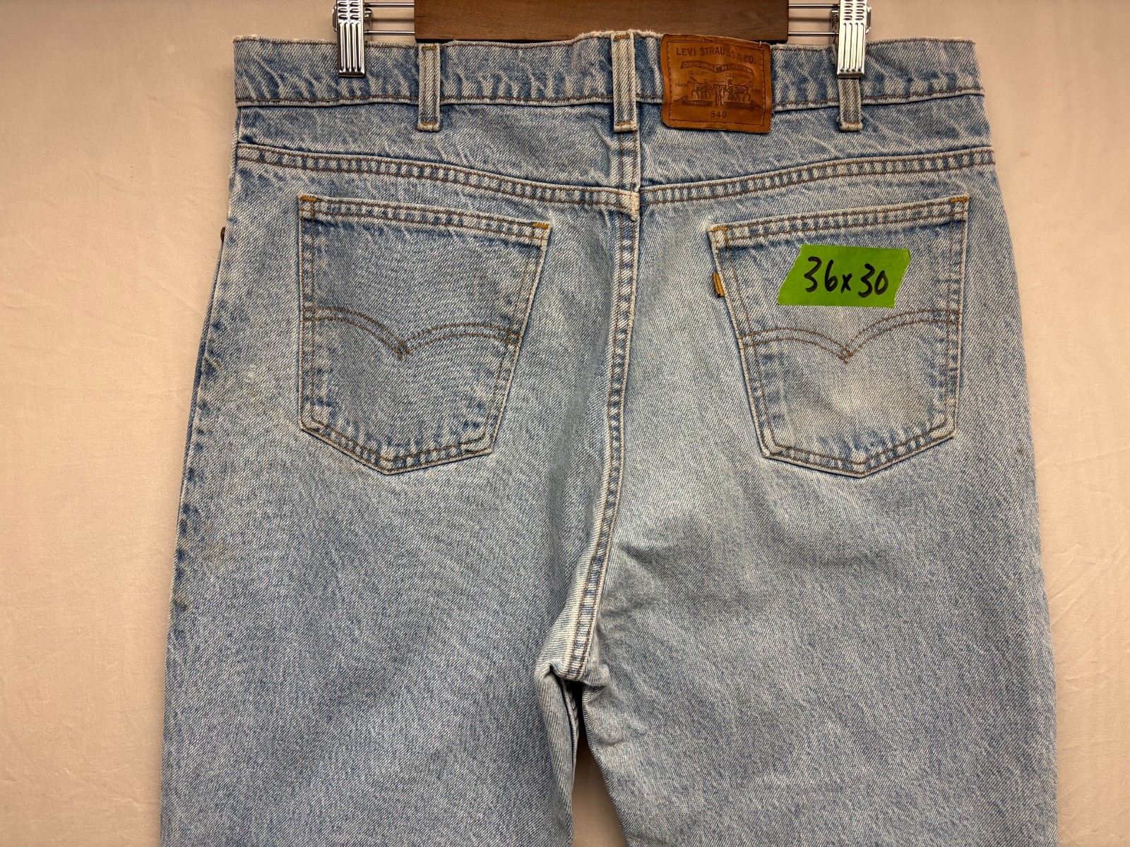 Levi’s 540 Jeans Mens Light Wash Blue Denim Relaxed Fit Straight Leg 36×30