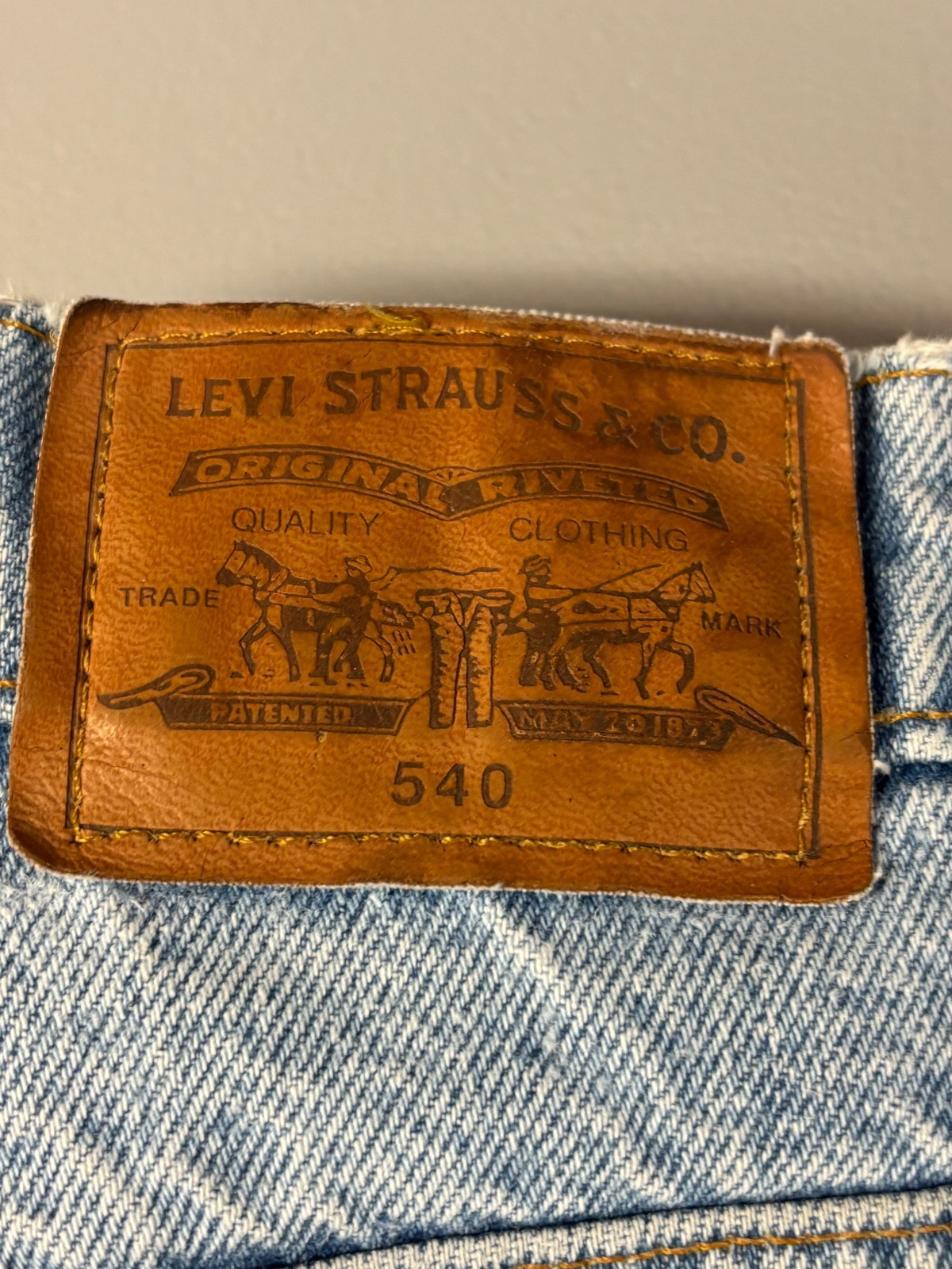 Levi’s 540 Jeans Mens Light Wash Blue Denim Relaxed Fit Straight Leg 36×30