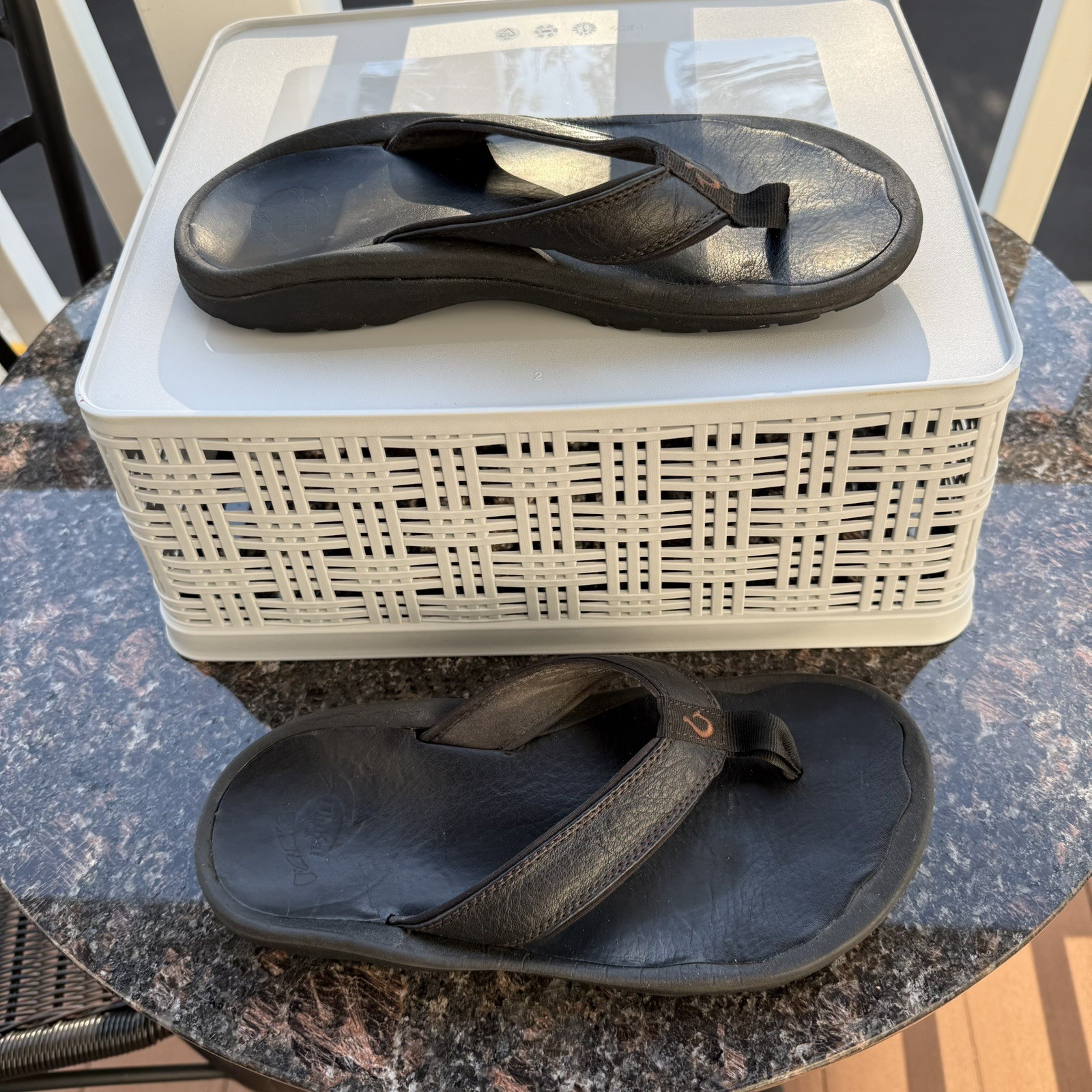 OluKai OHANA Sandals Men’s Size 8 Black Thong Flip Flop Shoes Beach Comfort