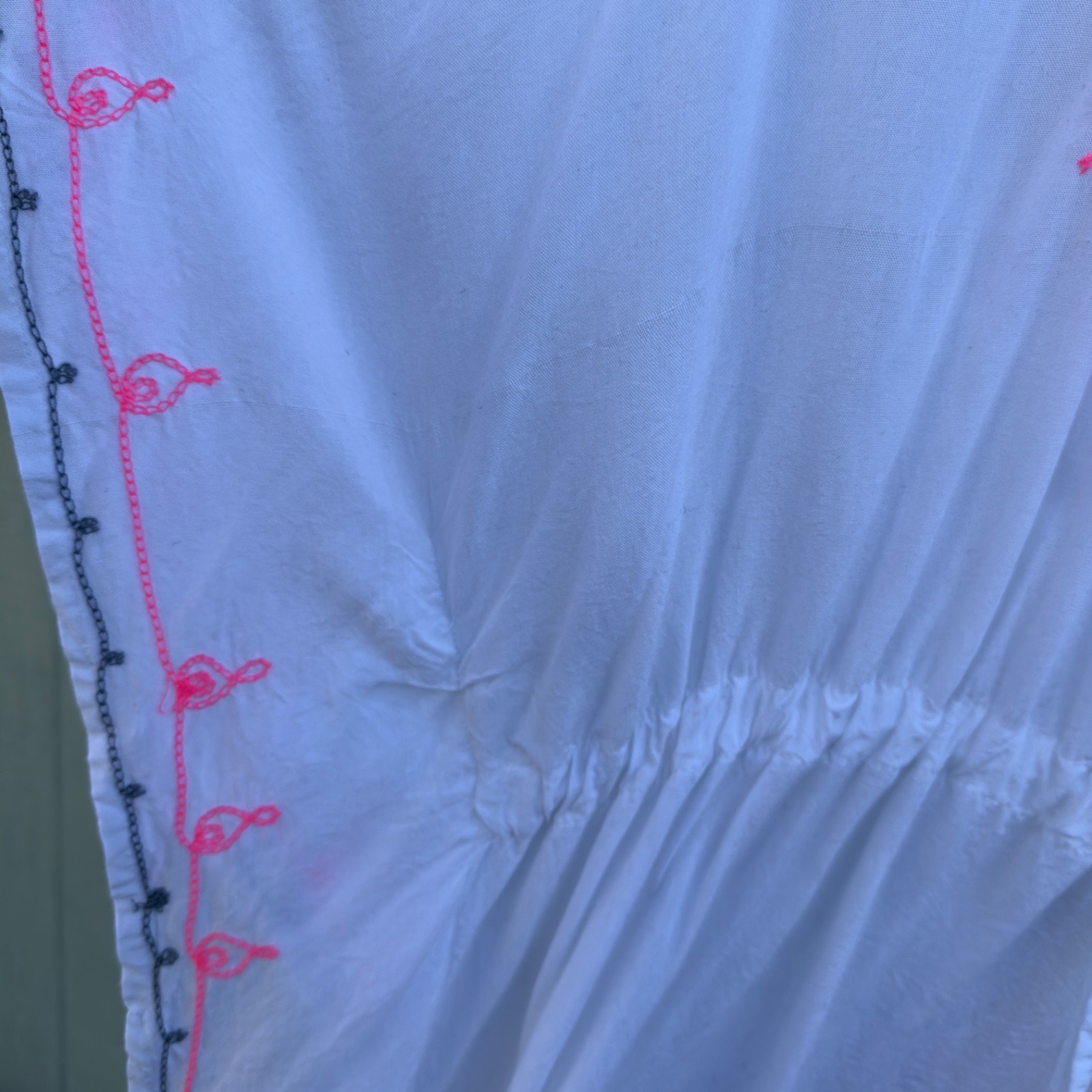 Omja World White Kaftan Top – Neon Pink Treble Clef & Black Swirl Embroidery OS