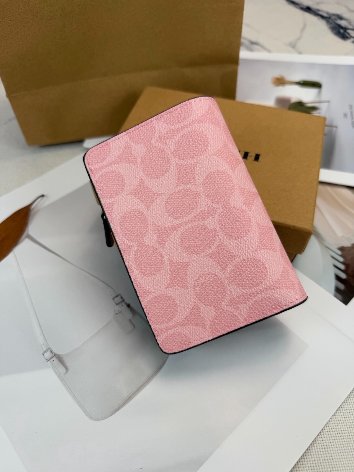 CEC29 Medium Corner Zip Wallet In Signature Canvas Powder Pink