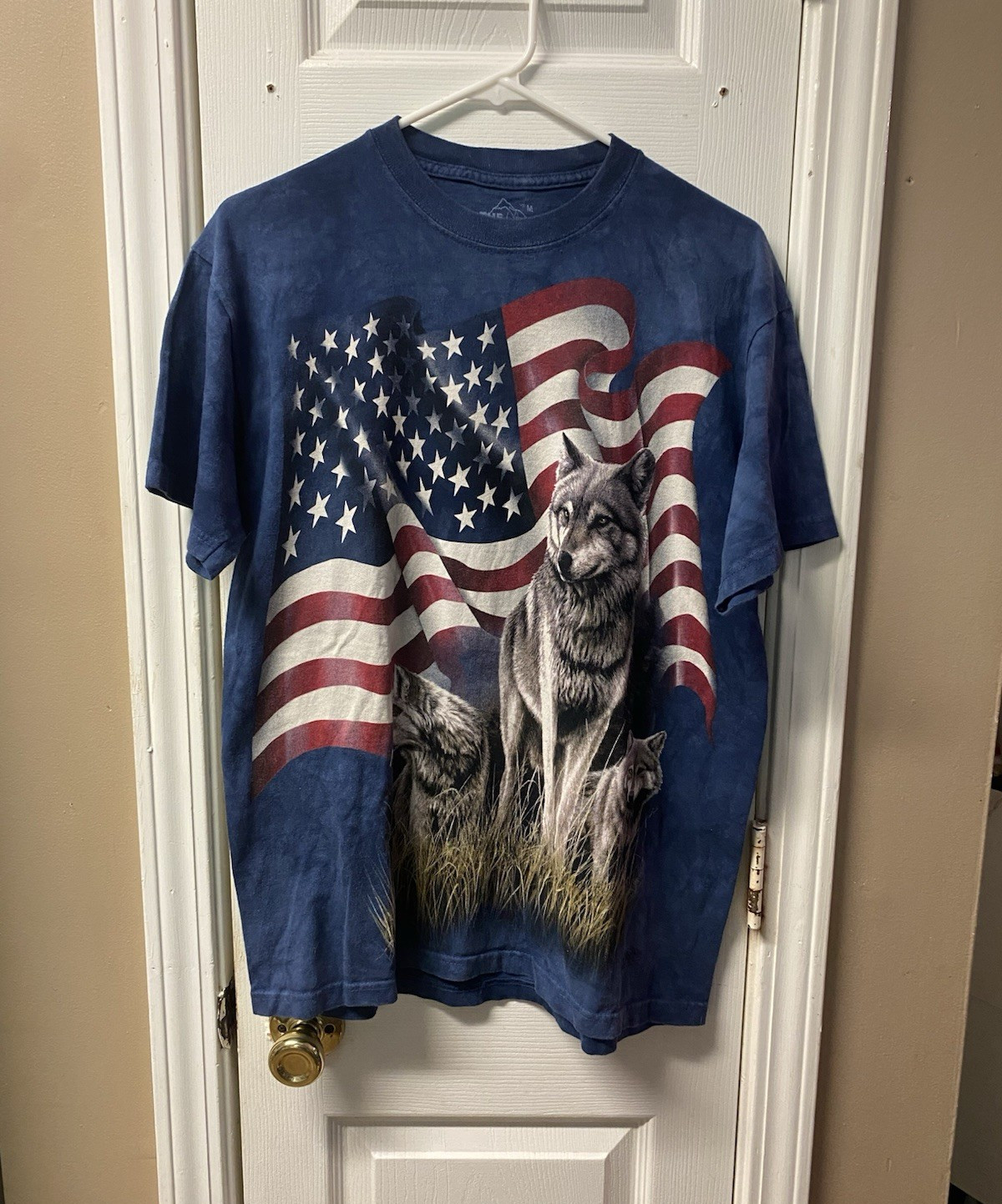 The Mountain Men’s M Blue Wolf USA Flag Graphic Crew Neck Short Sleeve T-Shirt