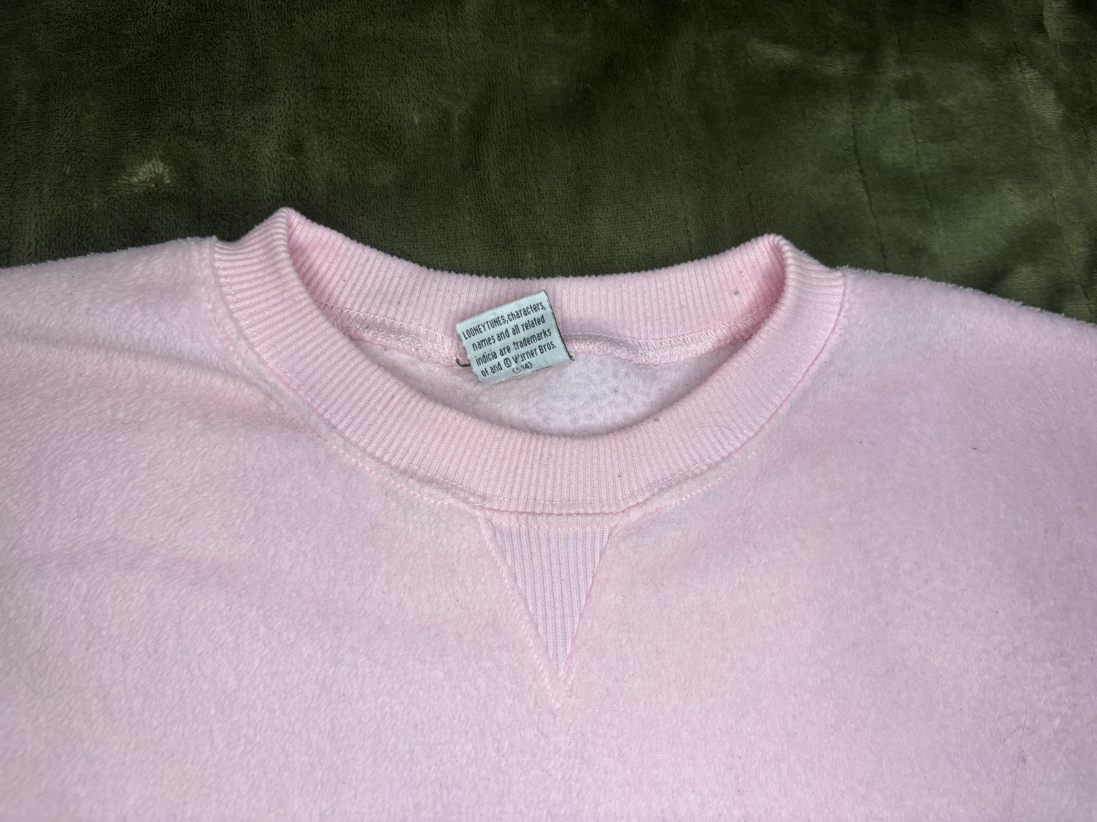 Looney Tunes Sweatshirt Large Pink Enchanting Skunk Graphic Crewneck Fleece