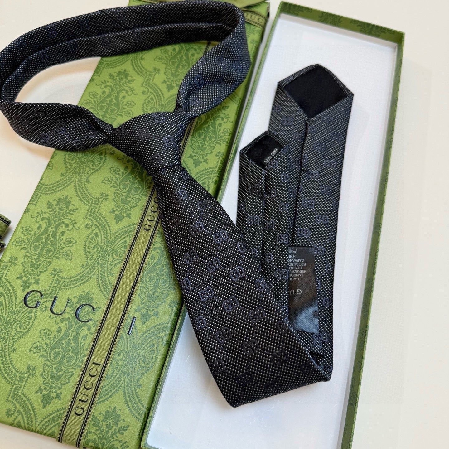 GUCCI TIE AUTHENTIC width2.76inch