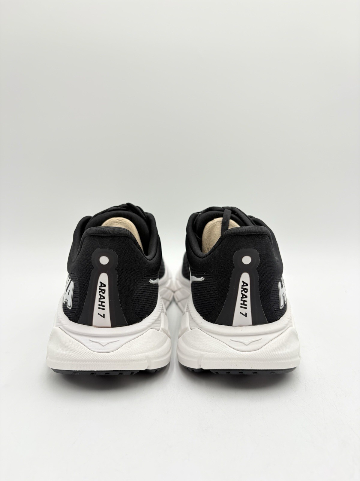 HOKA Women’s Arahi 7 Size 8 Wide Black White |1147890-BWHT|
