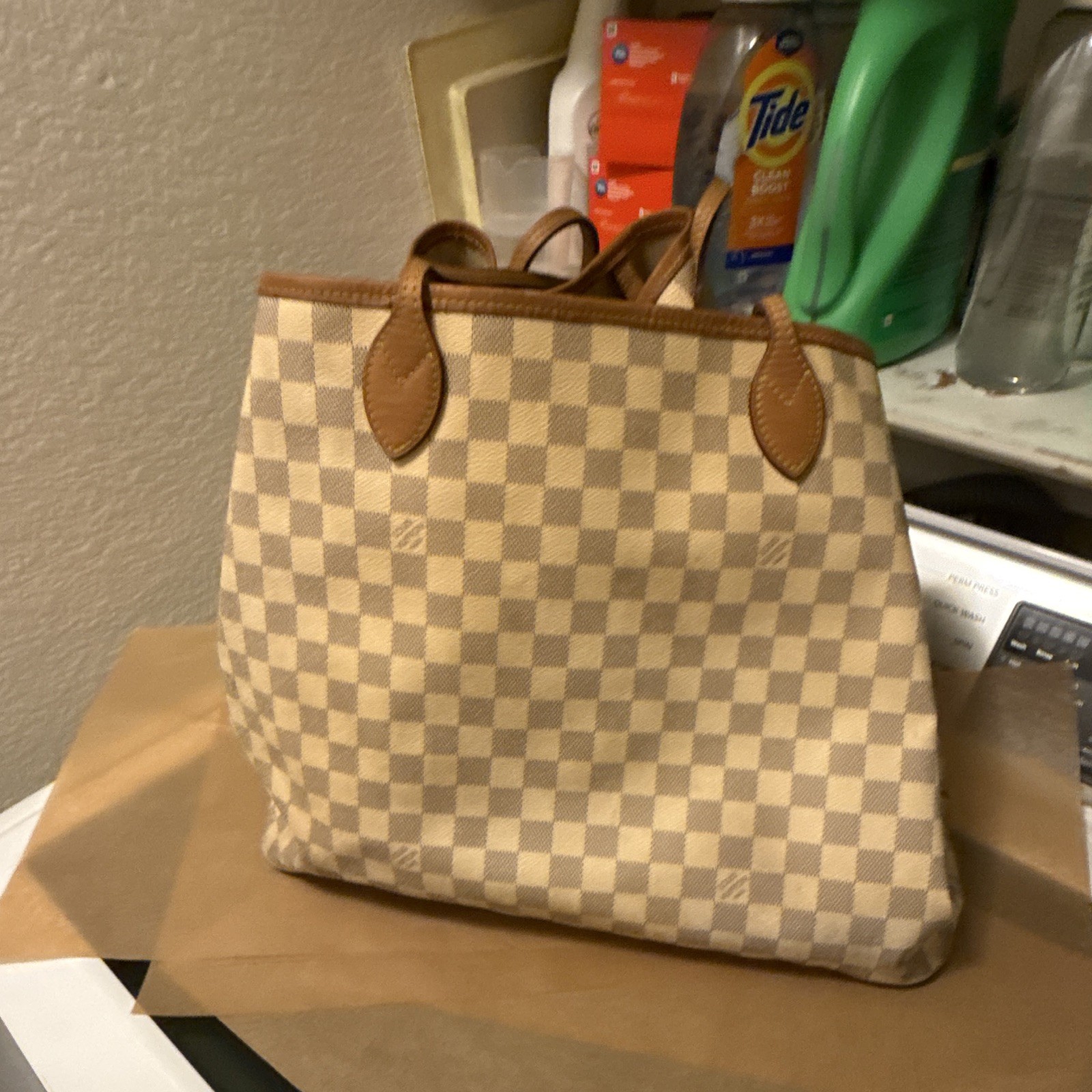 Louis Vuitton Damier Beige Tote Bag Logo Accents Inner Pockets Gold Hardware